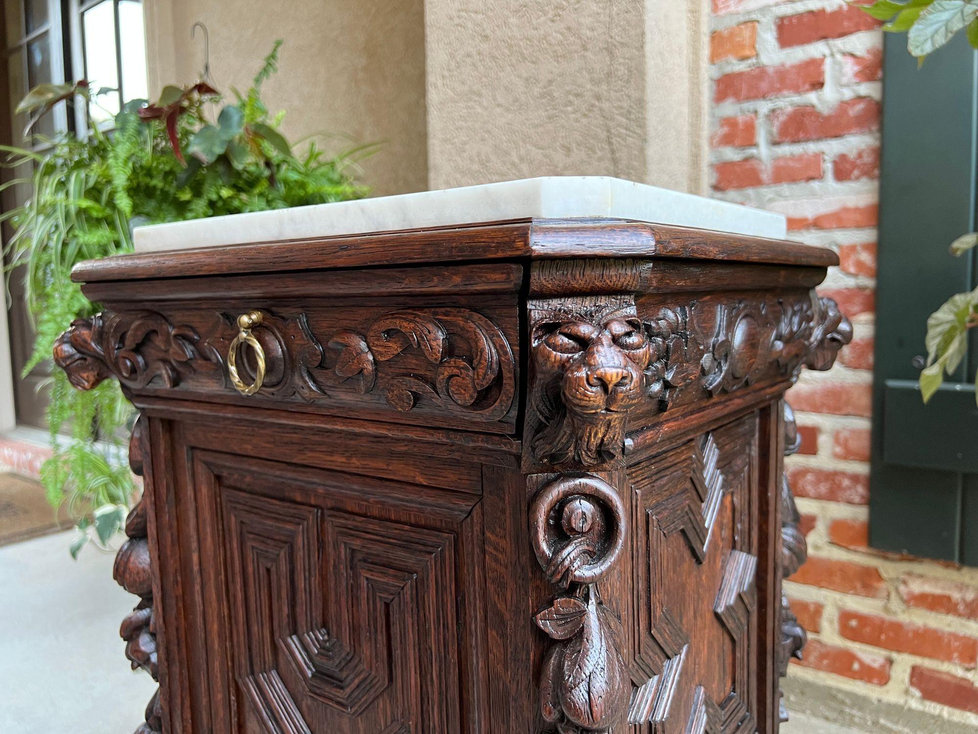 Ancienne table de rangement française Louis XIII à piédestal en chêne sculpté et marbré blanc, vers 1890 en vente 10