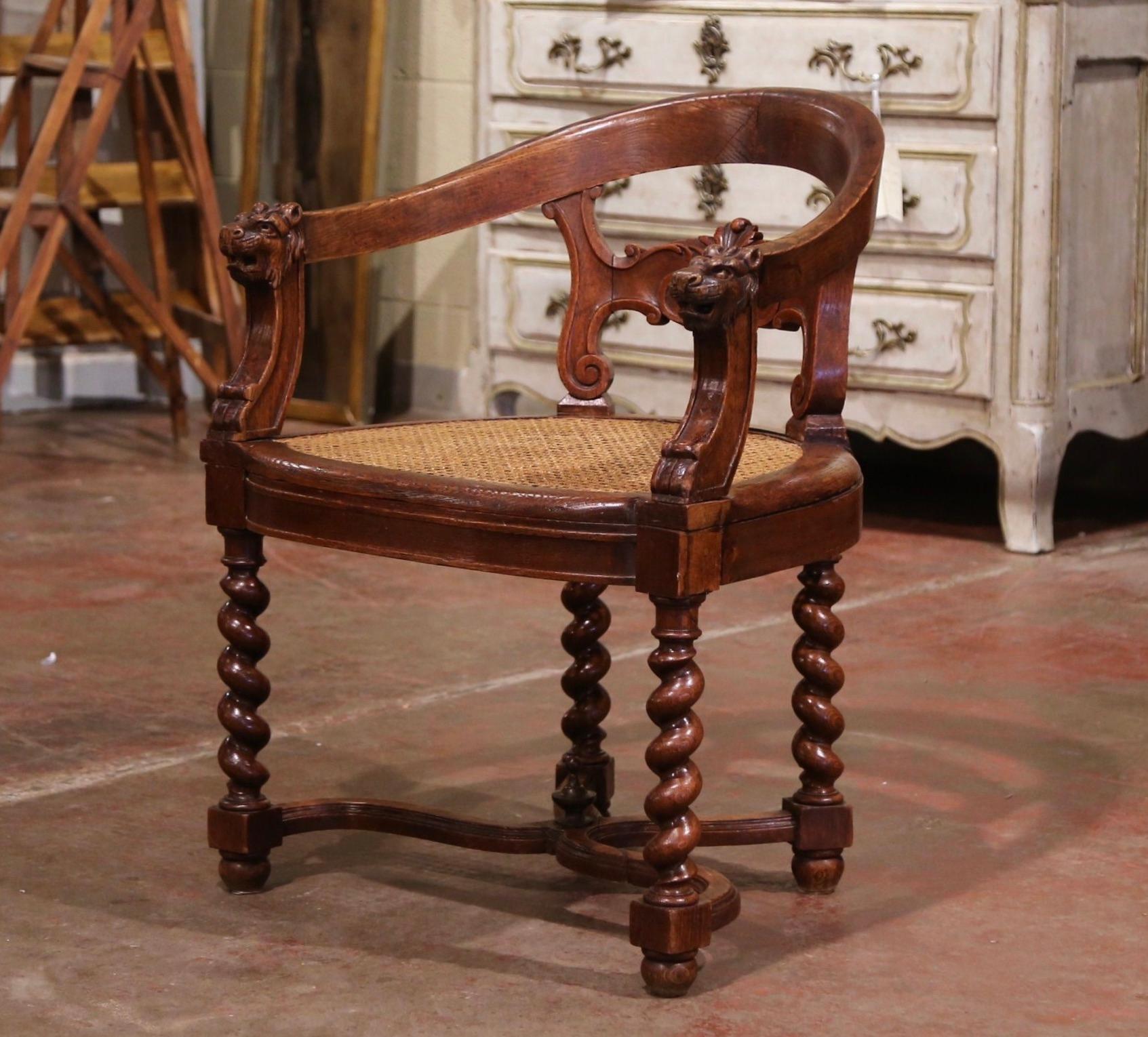 Cet élégant fauteuil ancien a été fabriqué en France, vers 1880. Construit en bois de chêne, le fauteuil repose sur des pieds en torsion d'orge agrémentés d'un châssis inférieur en X à volutes et d'un épi de faîtage décoratif. La chaise présente un