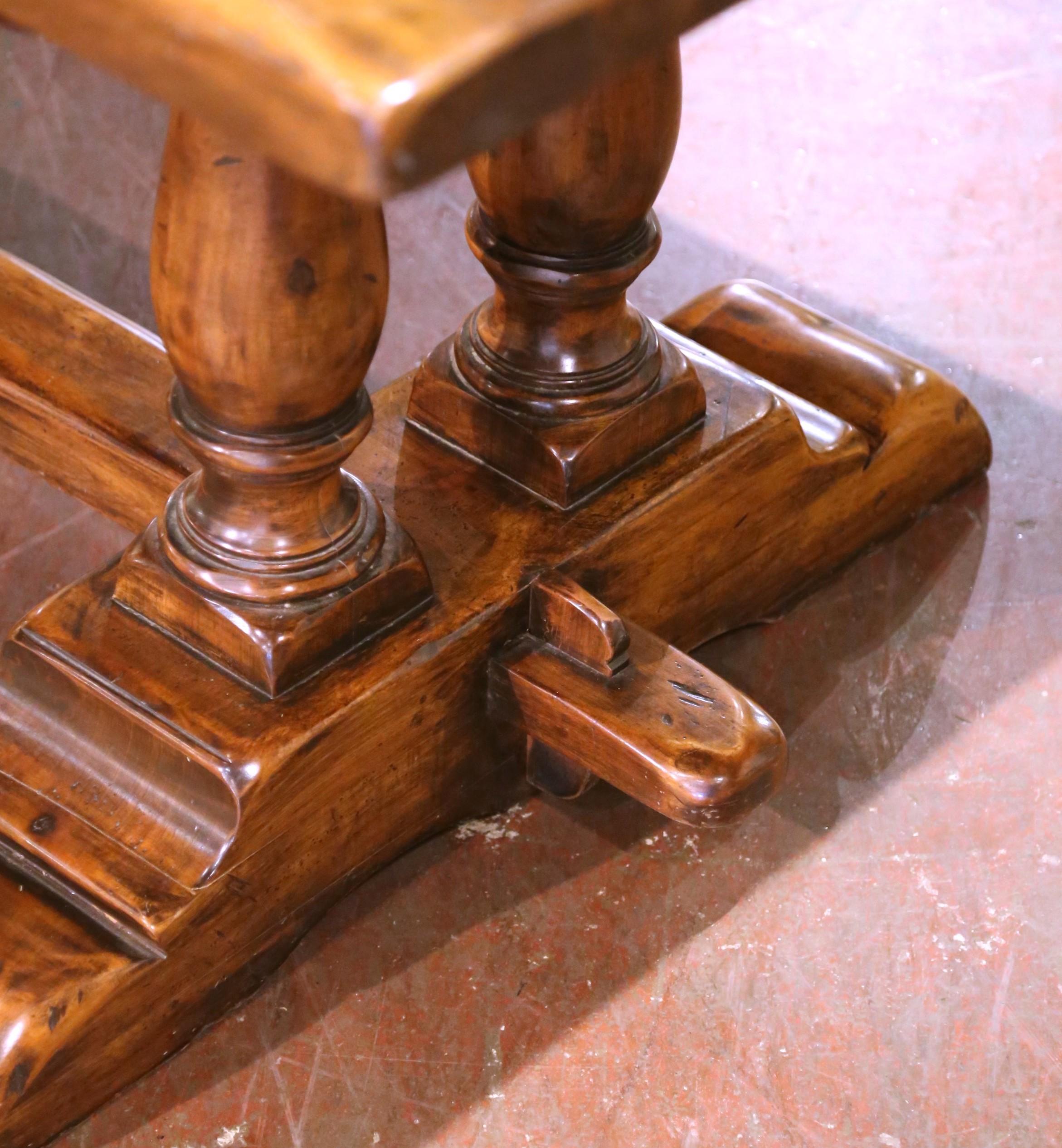 Noyer Table à tréteaux de réfectoire de monastère en noyer sculpté du XIXe siècle, de style Louis XIII en vente