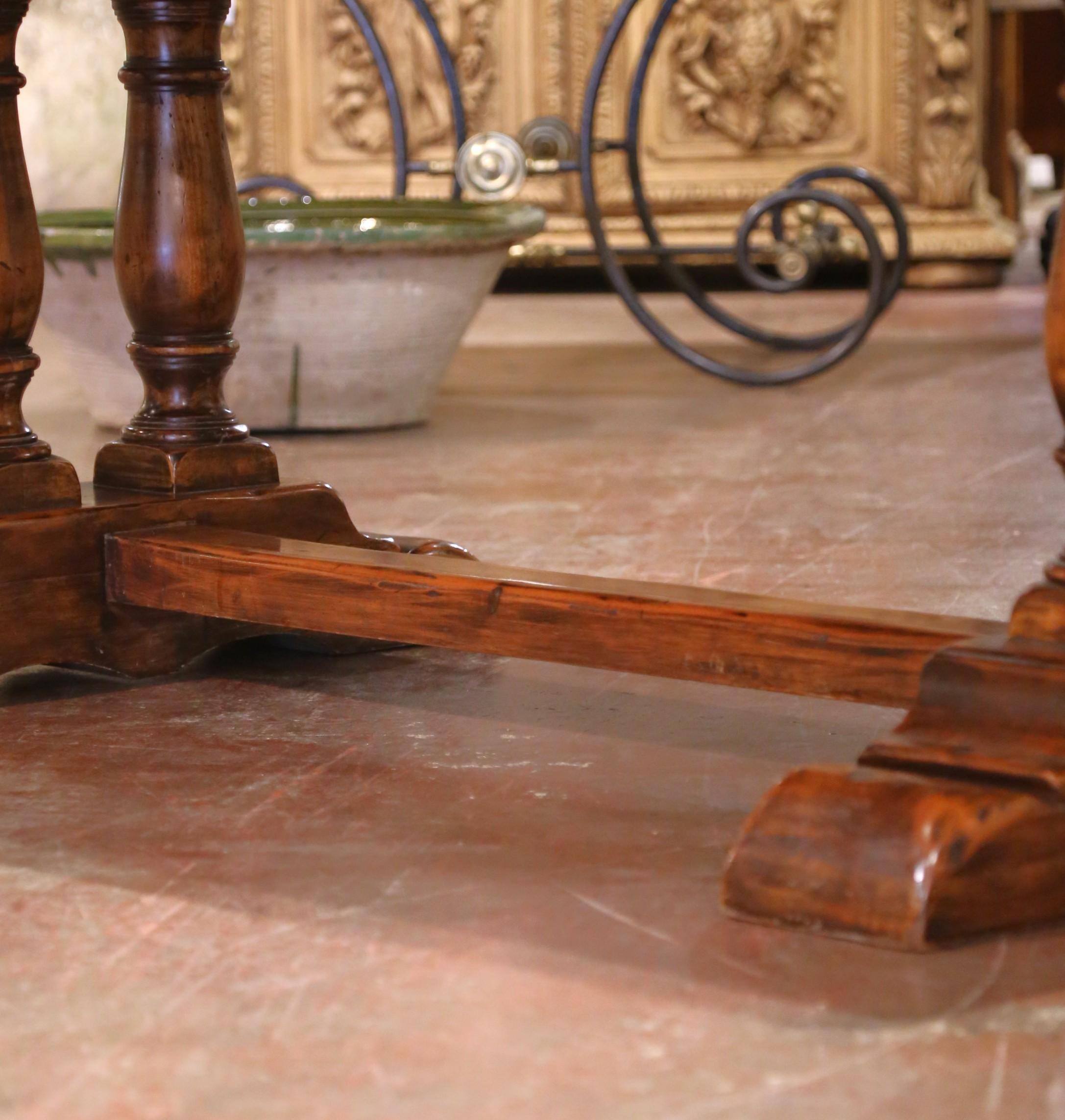 Table à tréteaux de réfectoire de monastère en noyer sculpté du XIXe siècle, de style Louis XIII en vente 1