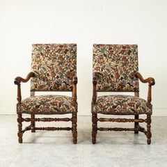 Fauteuils Louis XIII du 19ème siècle en noyer sculpté à la main, chaises de capitaine.