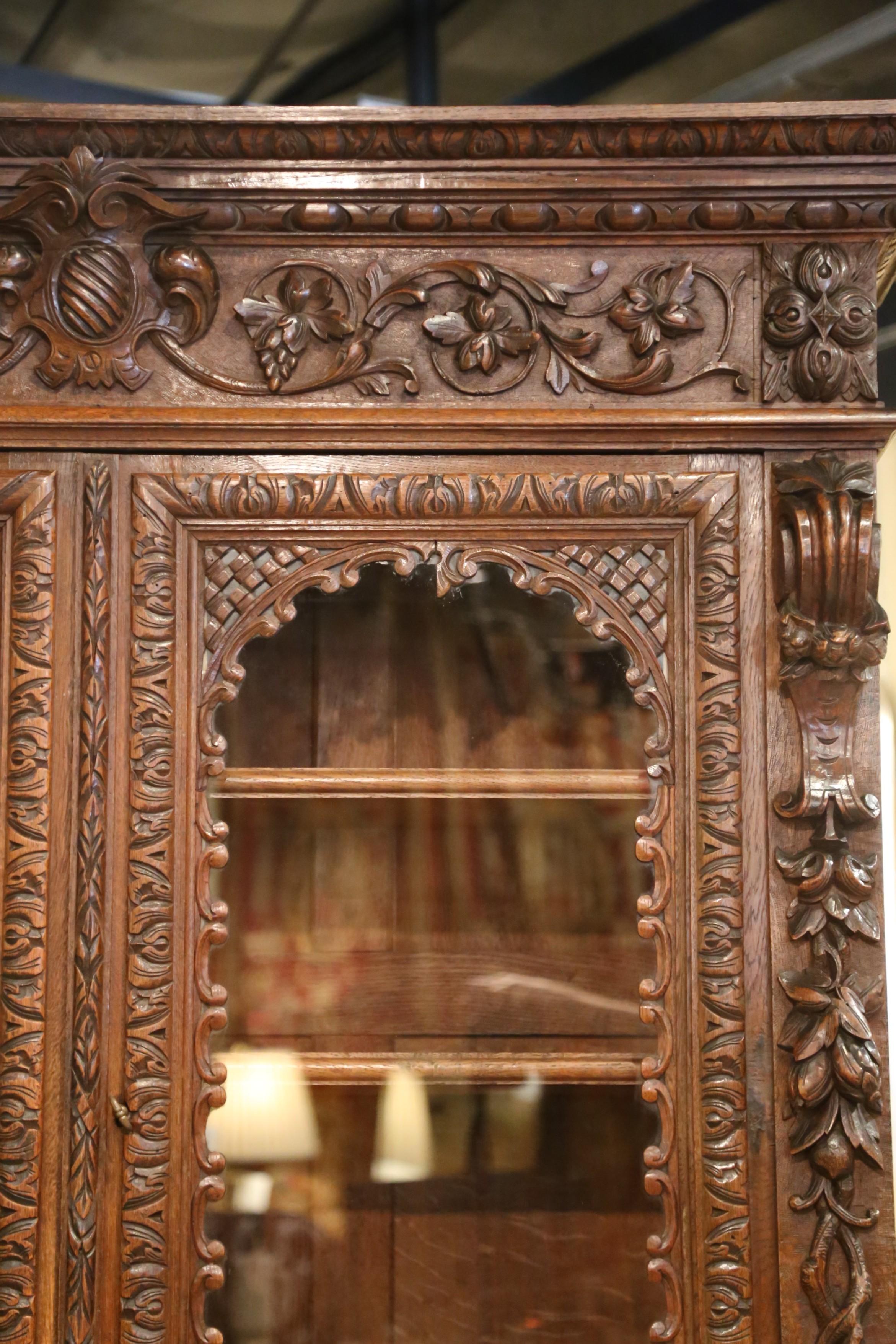 19th Century French Louis XIII Style Carved Oak Hunt Bookcase Gun Cabinet For Sale 4