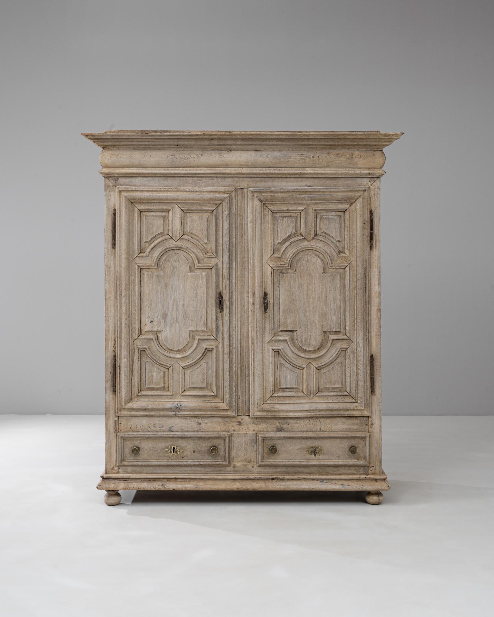 Questo mobile francese del XIX secolo in stile Luigi XIII in Oak incarna l'eleganza maestosa e la robusta maestria dell'epoca. Costruito in rovere massiccio, presenta ante riccamente pannellate con audaci motivi geometrici e ad arco, caratteristici
