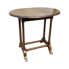 Table d'appoint française du 19ème siècle de style Louis XIII en chêne avec plateau pivotant