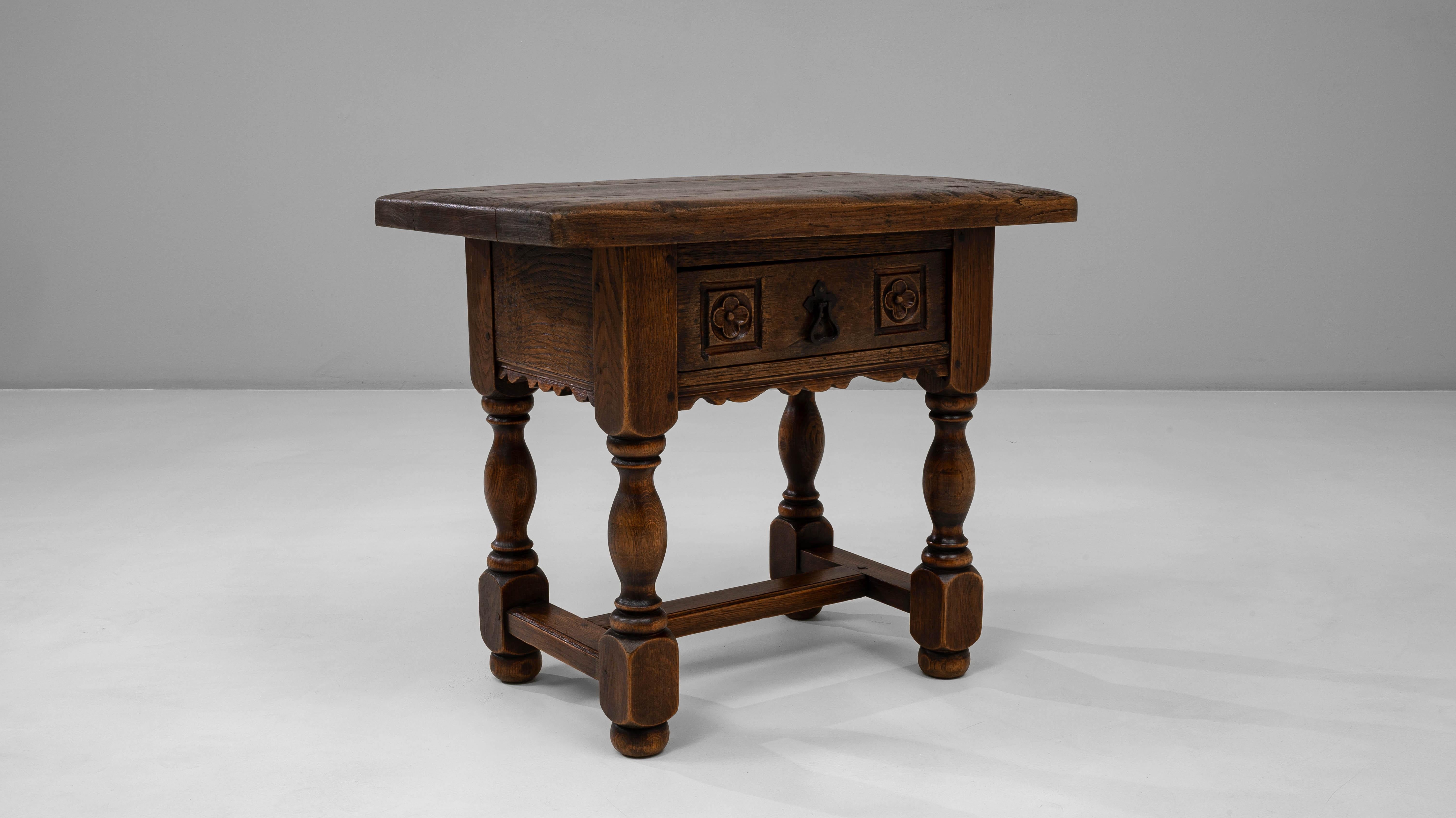 19th Century French Louis XIII Style Side Table With Drawer en venta 3