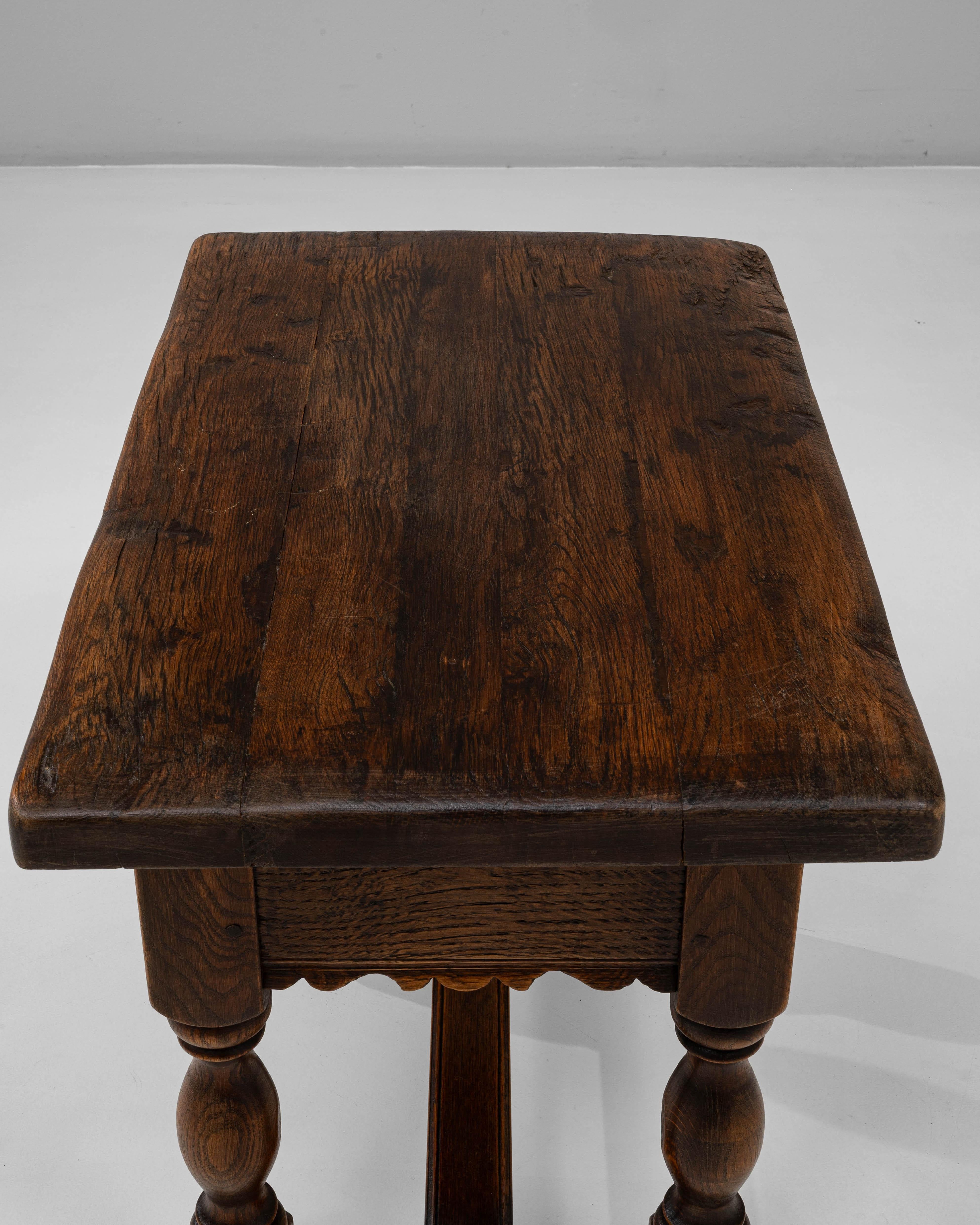 19th Century French Louis XIII Style Side Table With Drawer en venta 8