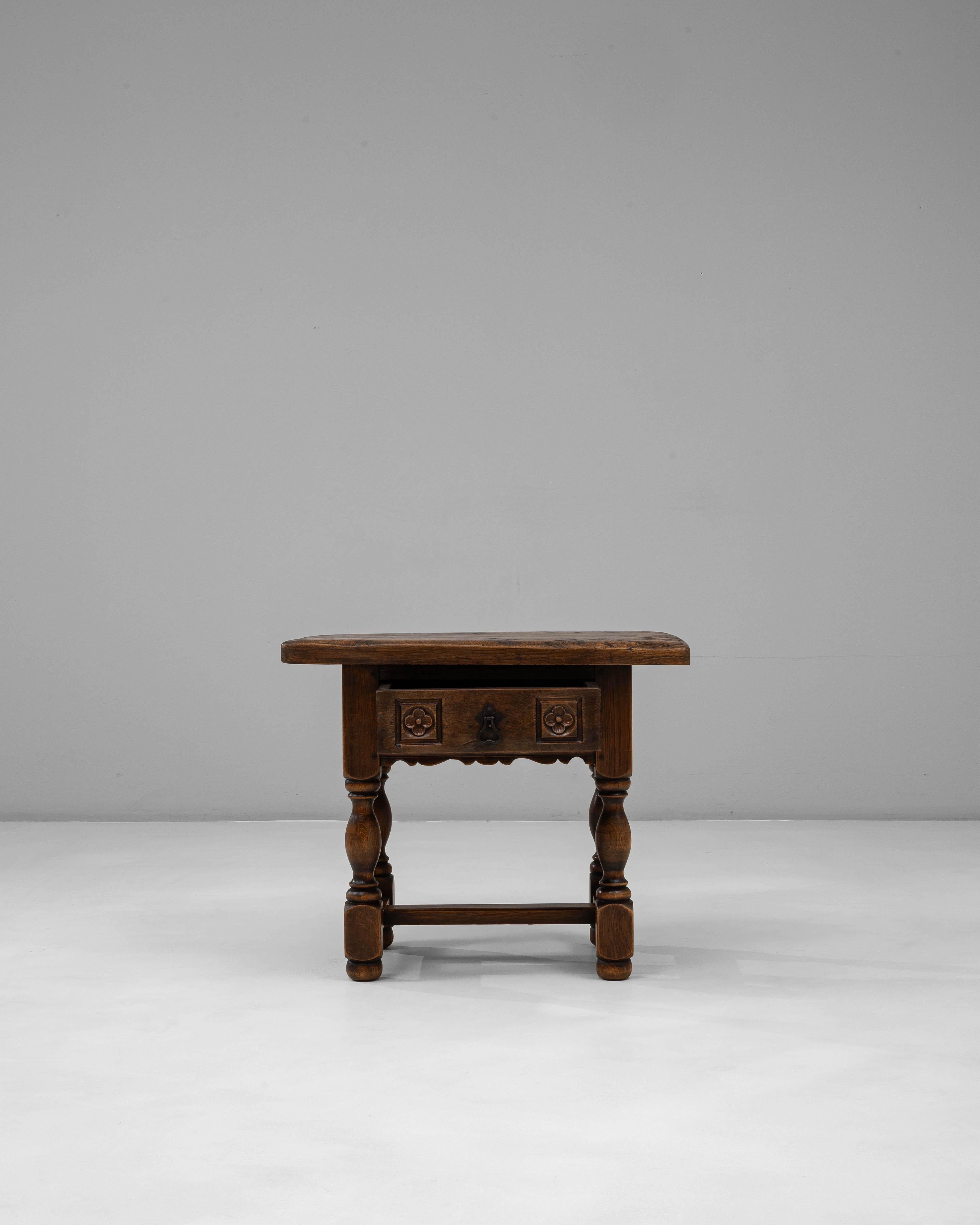19th Century French Louis XIII Style Side Table With Drawer Luis XIII en venta