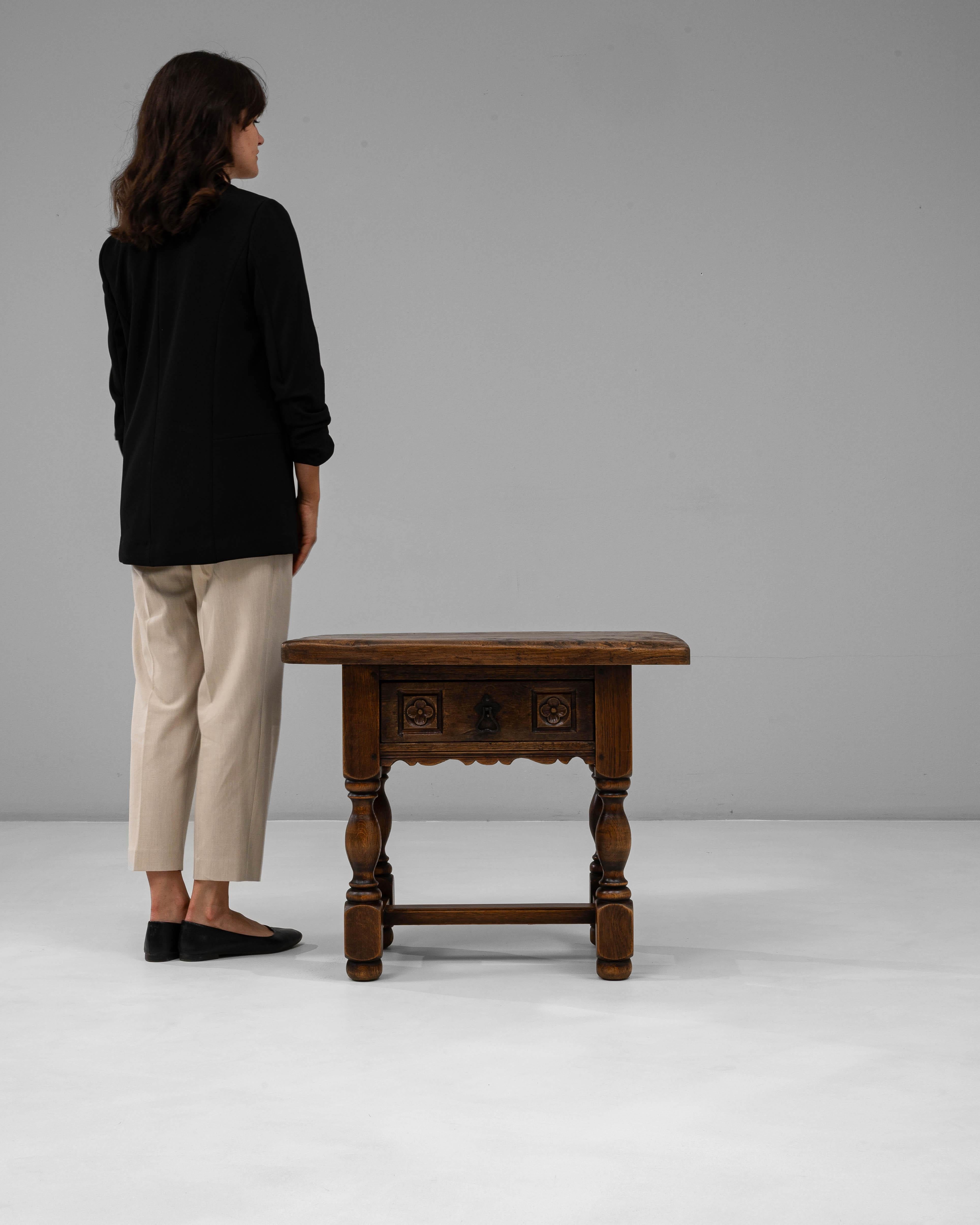 19th Century French Louis XIII Style Side Table With Drawer Francés en venta