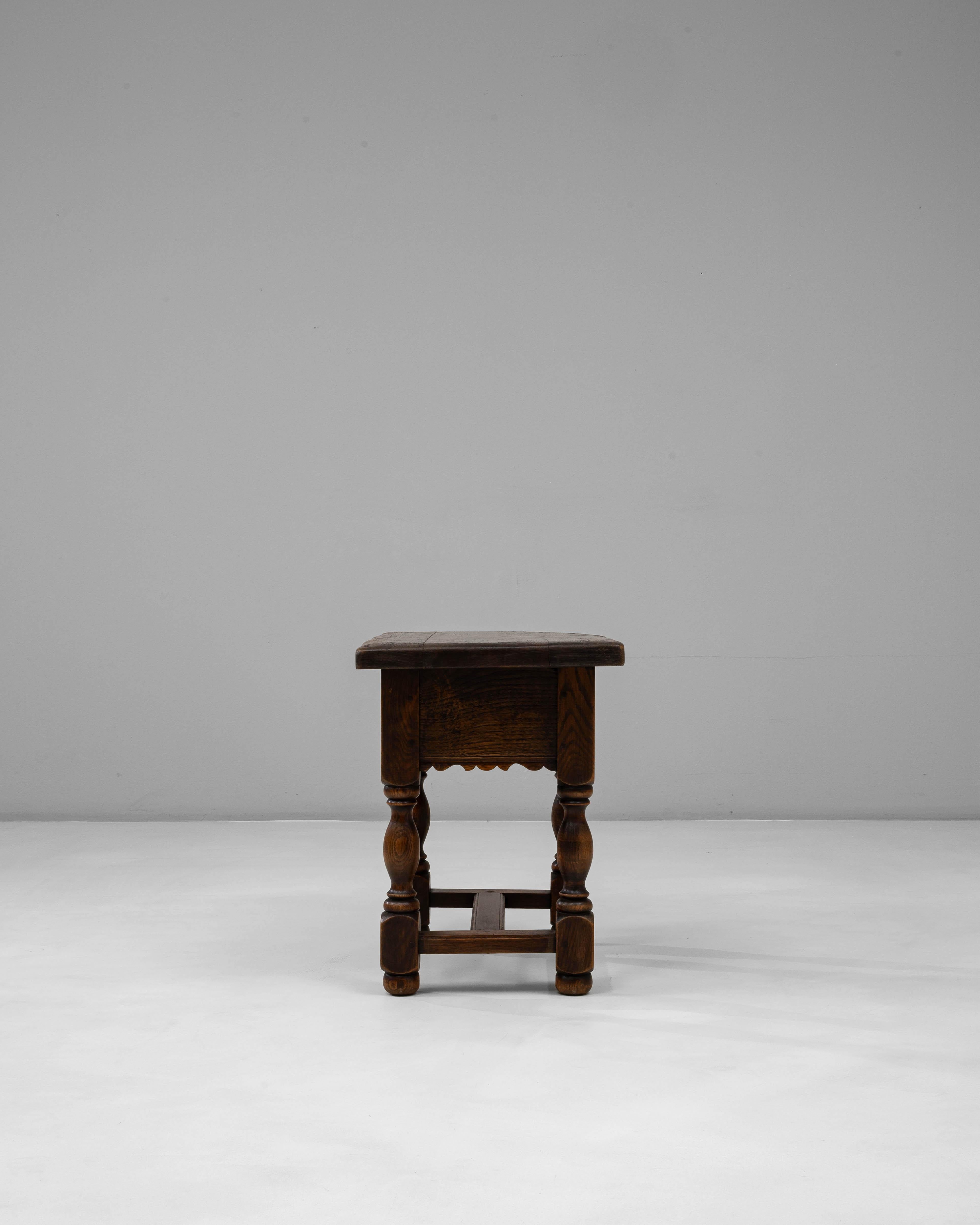 19th Century French Louis XIII Style Side Table With Drawer en Bueno estado para la venta en High Point, NC