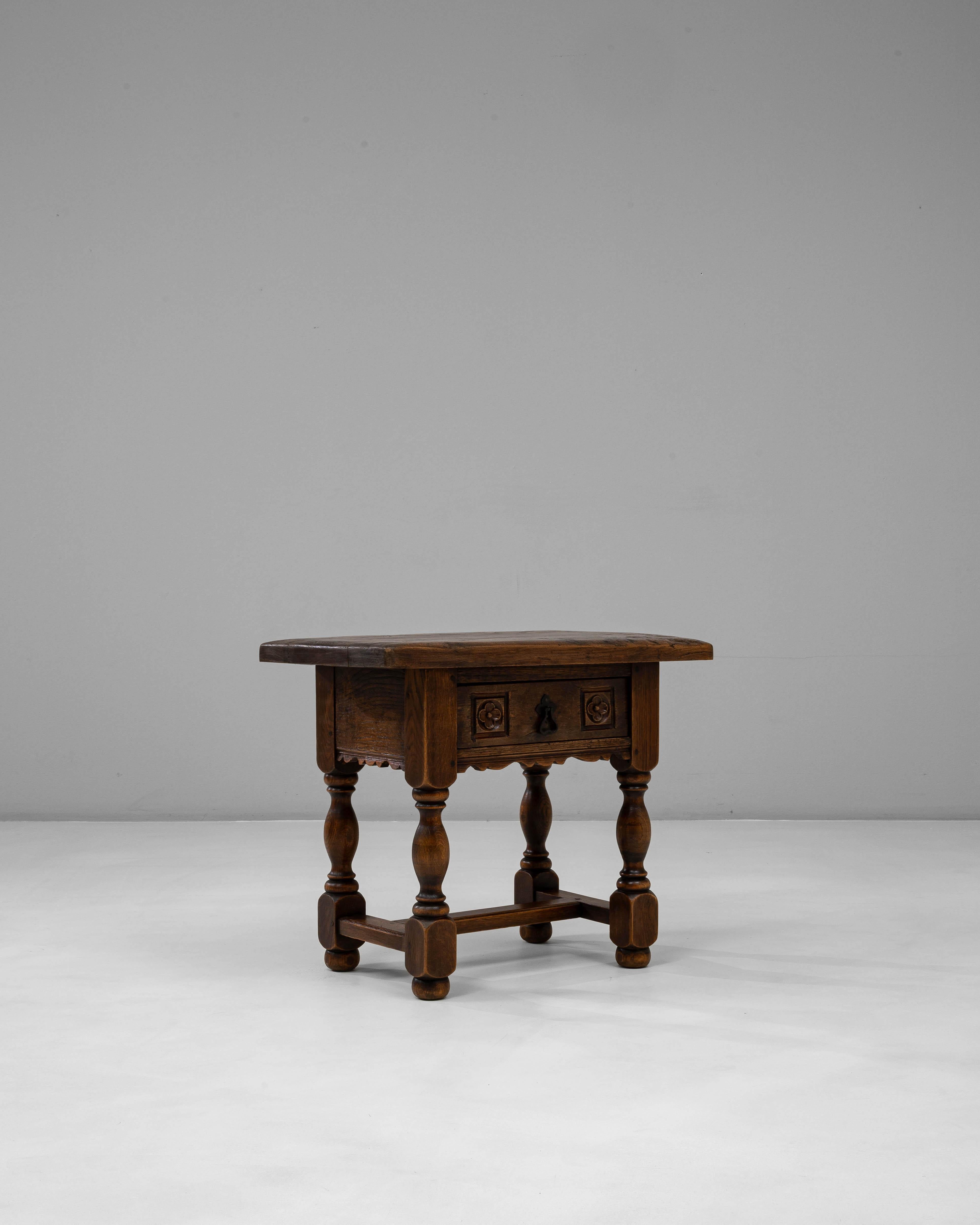 19th Century French Louis XIII Style Side Table With Drawer siglo XIX en venta