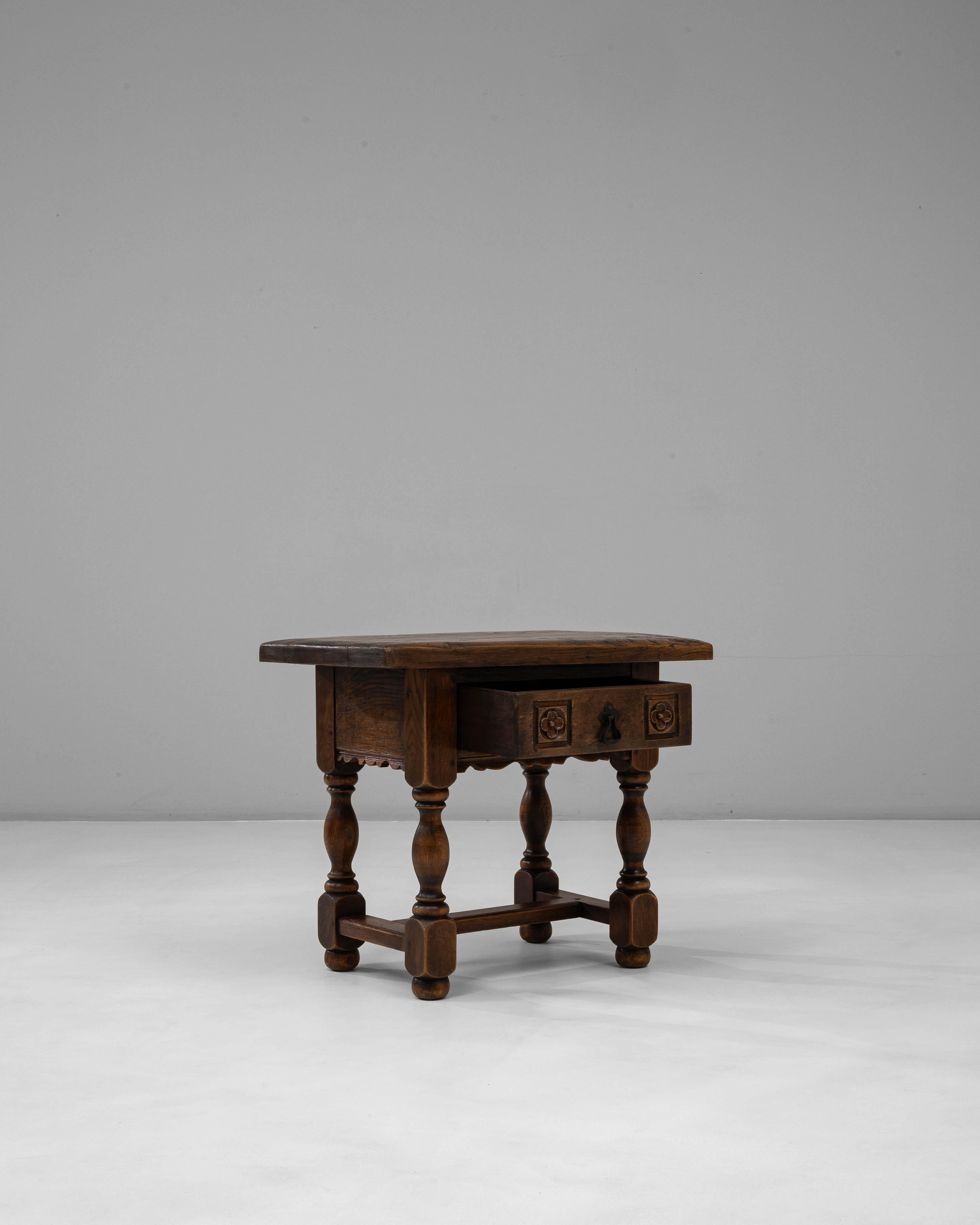 19th Century French Louis XIII Style Side Table With Drawer Madera en venta
