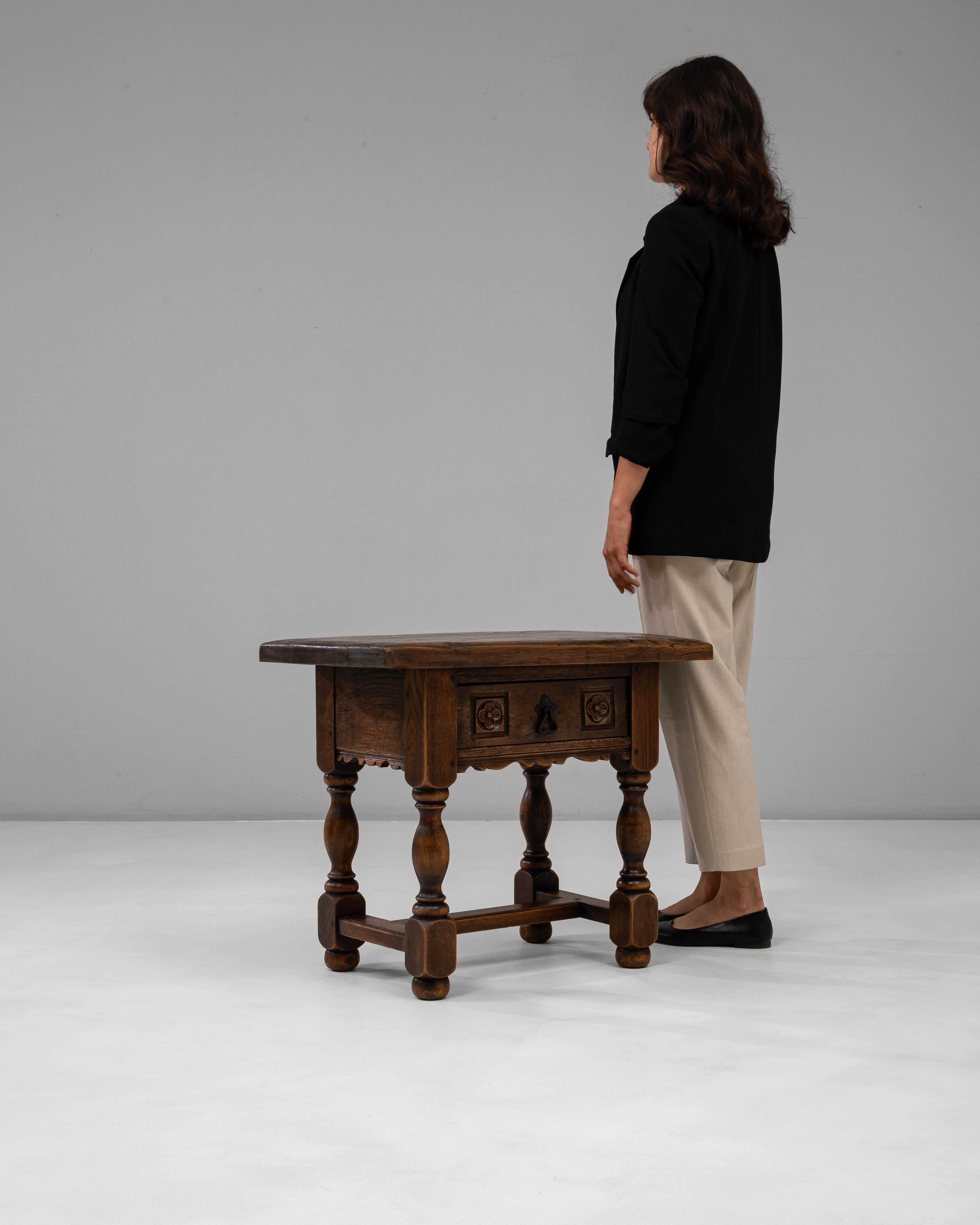 19th Century French Louis XIII Style Side Table With Drawer en venta 1