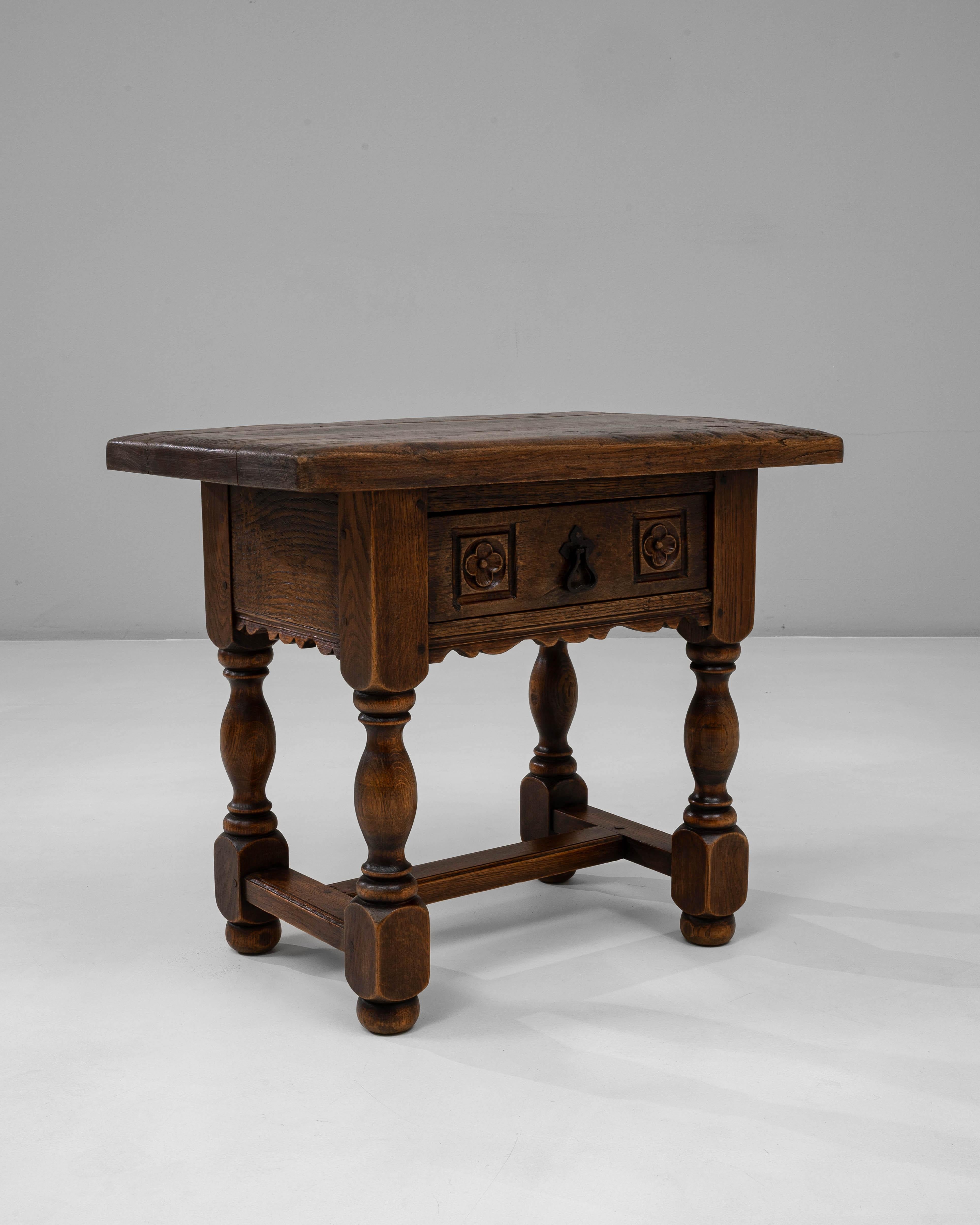 19th Century French Louis XIII Style Side Table With Drawer en venta 2