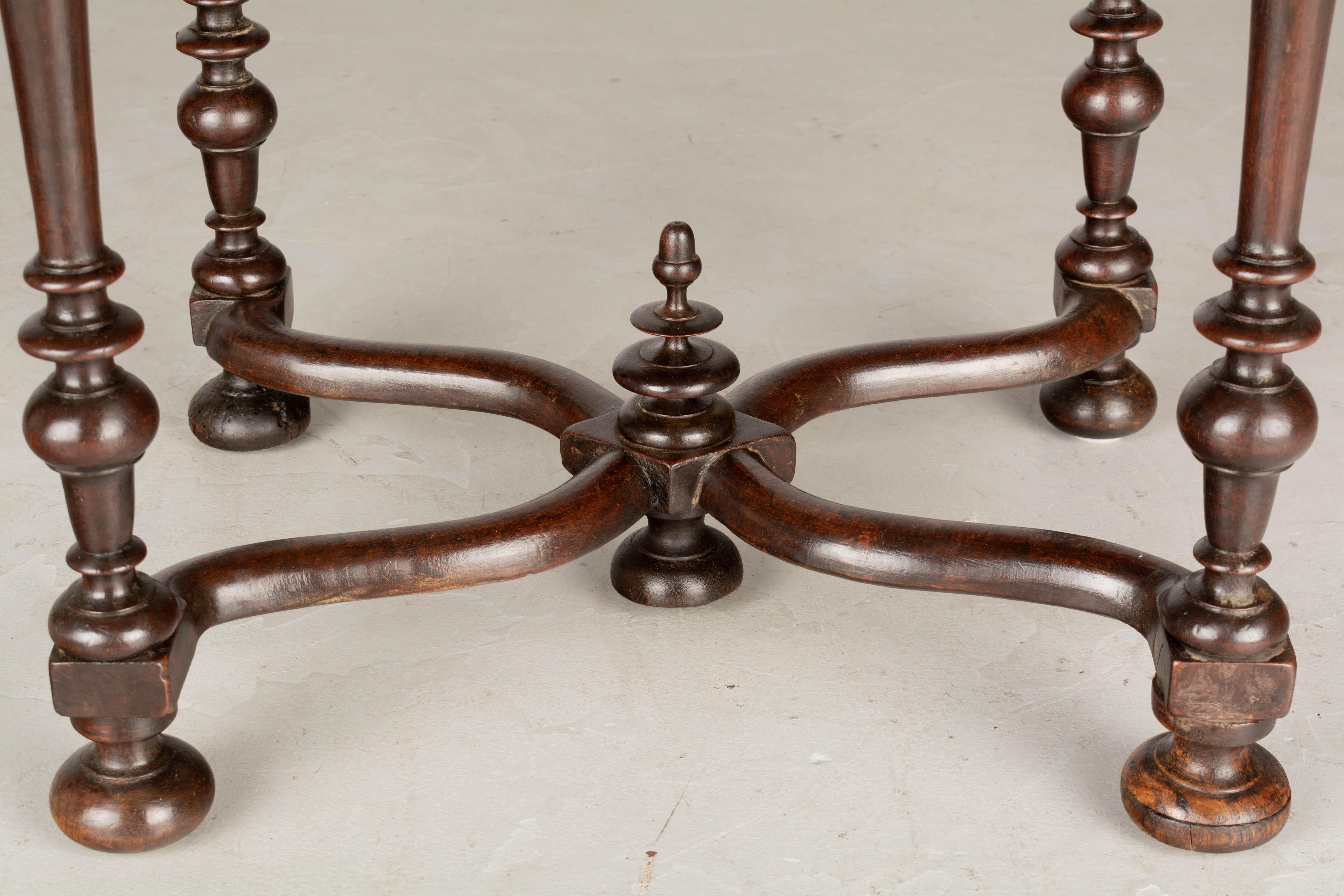 Table d'appoint française du 19ème siècle de style Louis XIII en noyer en vente 3