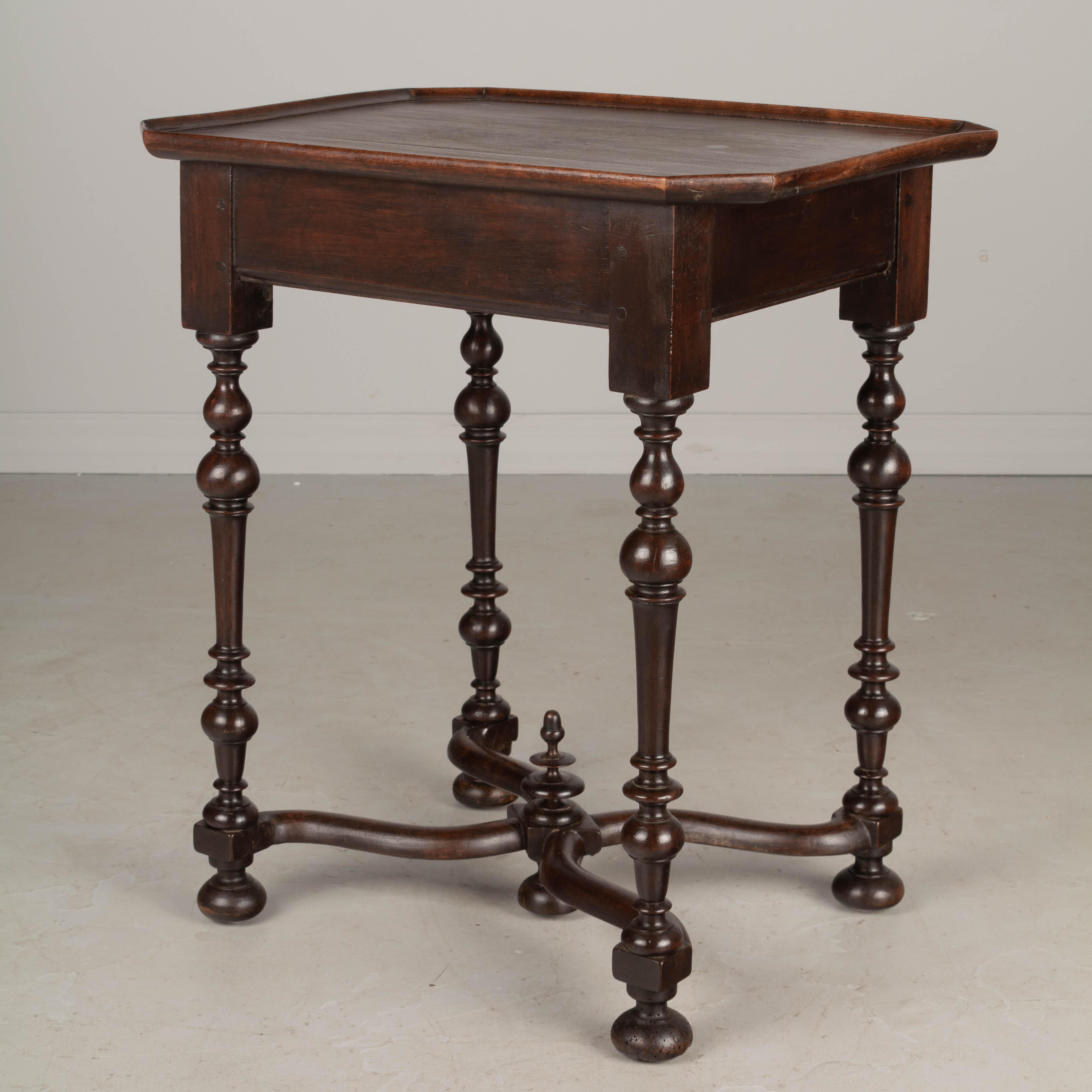 19th Century French Louis XIII Style Walnut Side Table For Sale 1