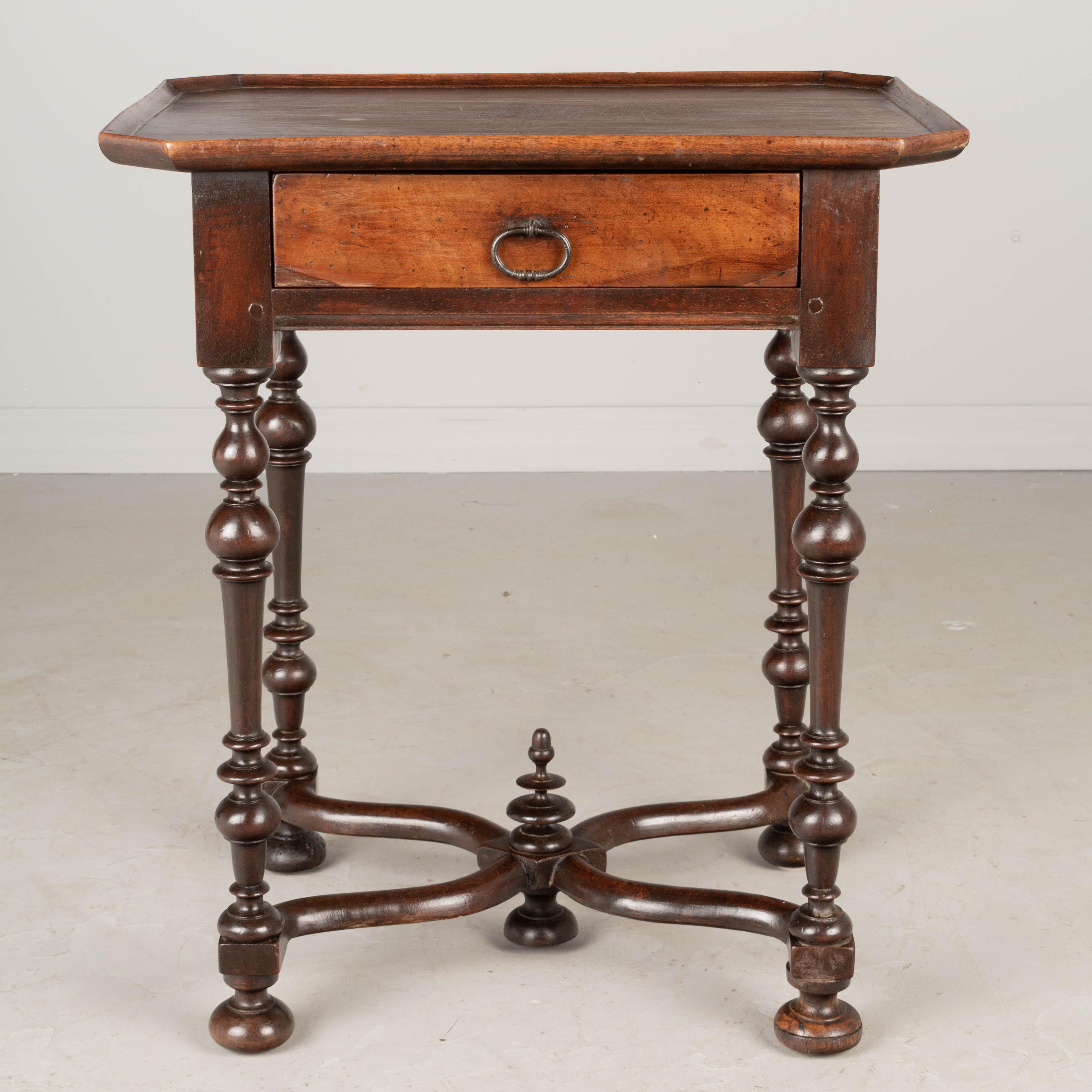 XIXe siècle Table d'appoint française du 19ème siècle de style Louis XIII en noyer en vente