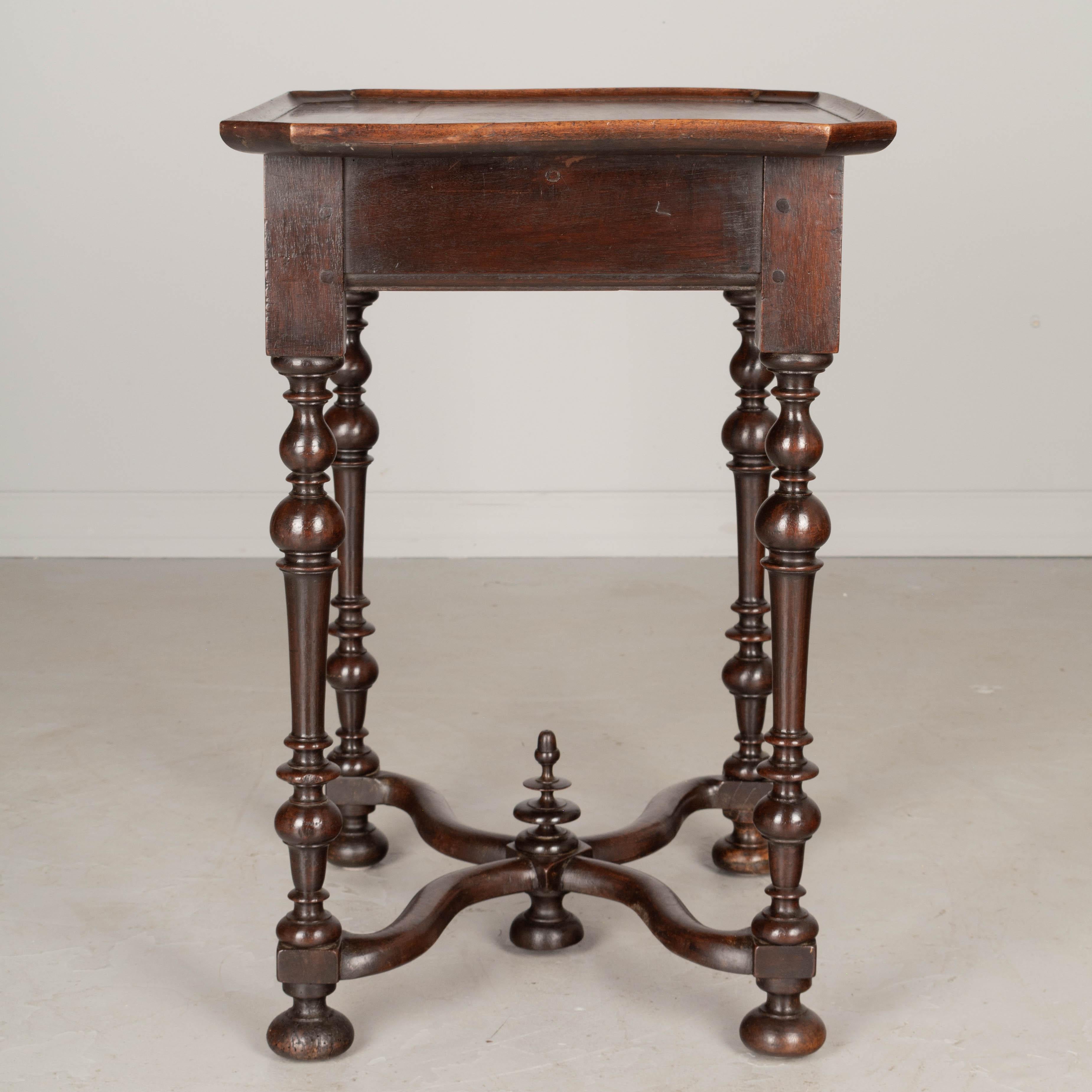 Table d'appoint française du 19ème siècle de style Louis XIII en noyer en vente 1