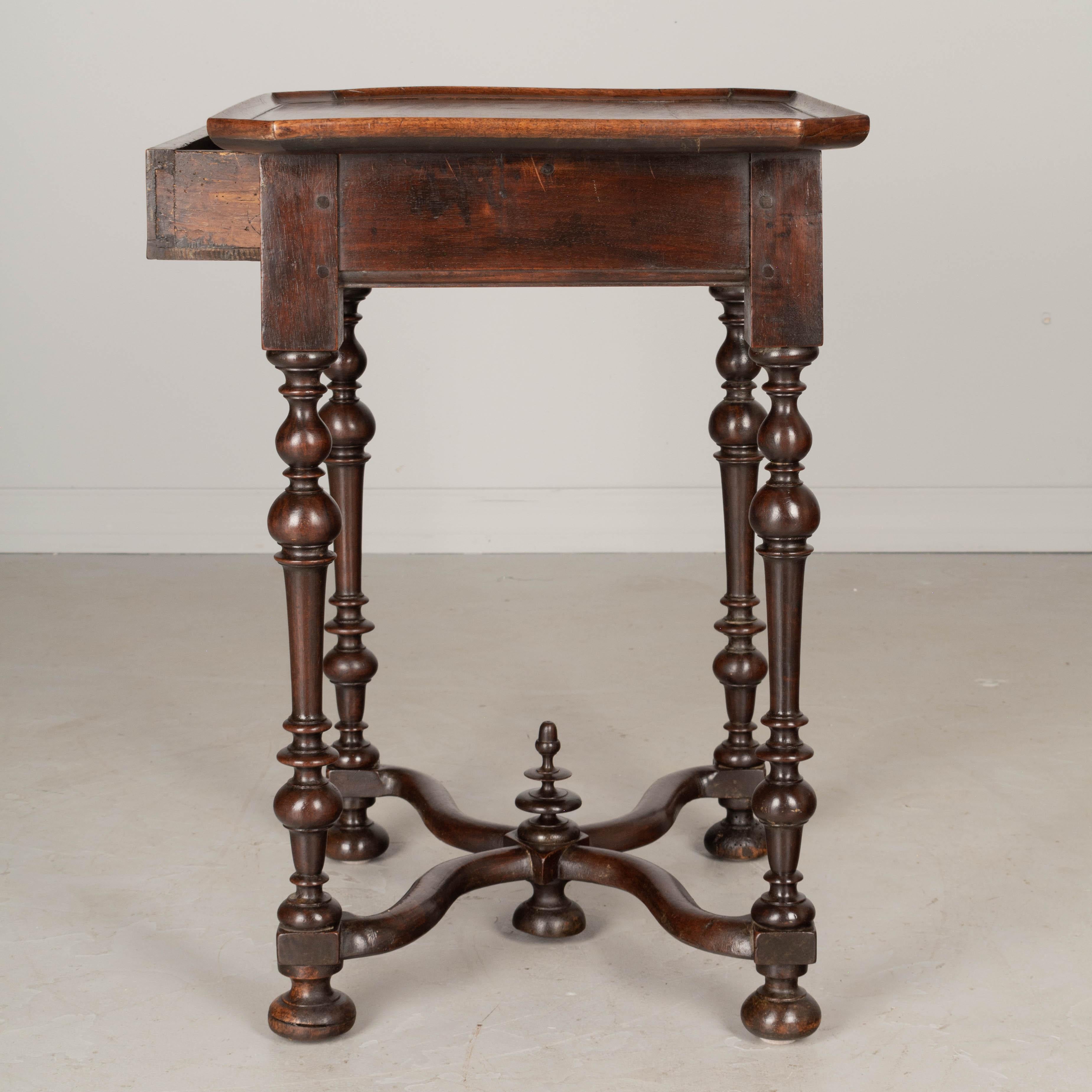 Table d'appoint française du 19ème siècle de style Louis XIII en noyer en vente 2