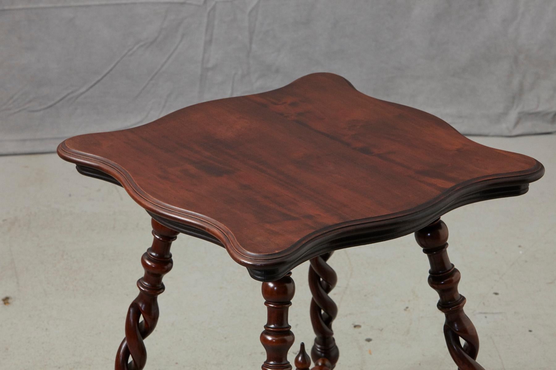 Table d'appoint en acajou du XIXe siècle à pieds torsadés en orge en vente 5