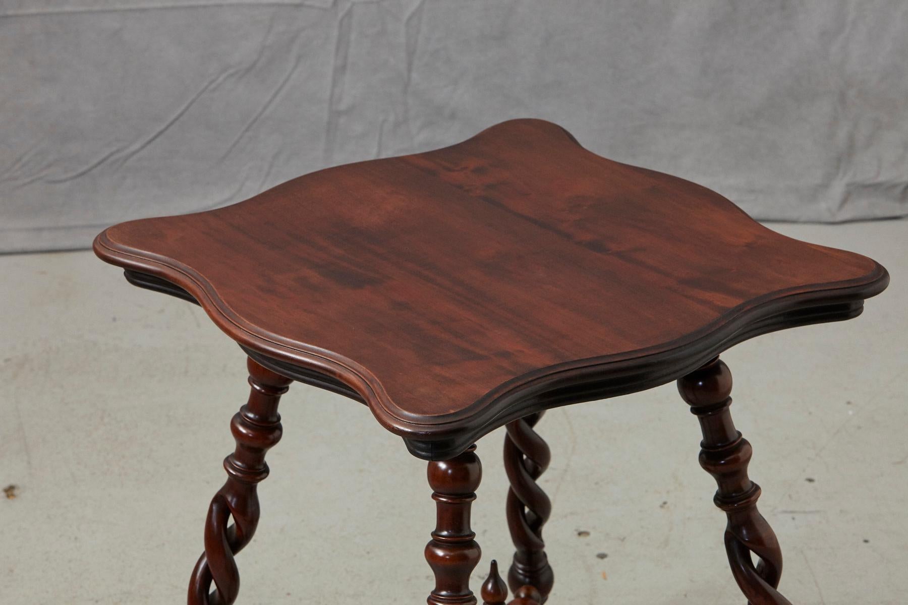 Table d'appoint française du 19ème siècle de style Louis XIII en noyer avec pieds torsadés en vente 5