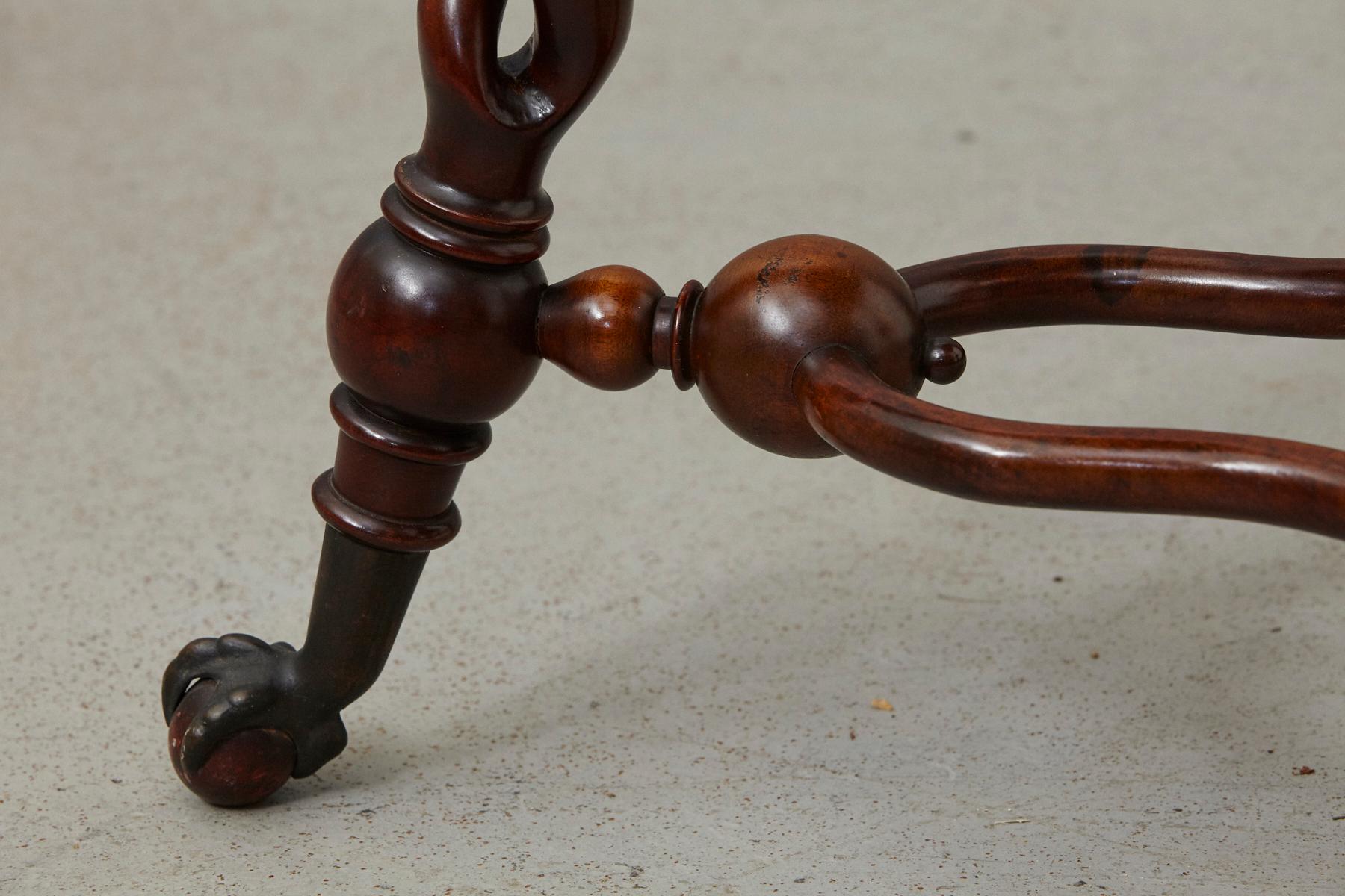 19th Century French Louis XIII Style Walnut Side Table with Barley Twist Legs In Good Condition For Sale In Pau, FR