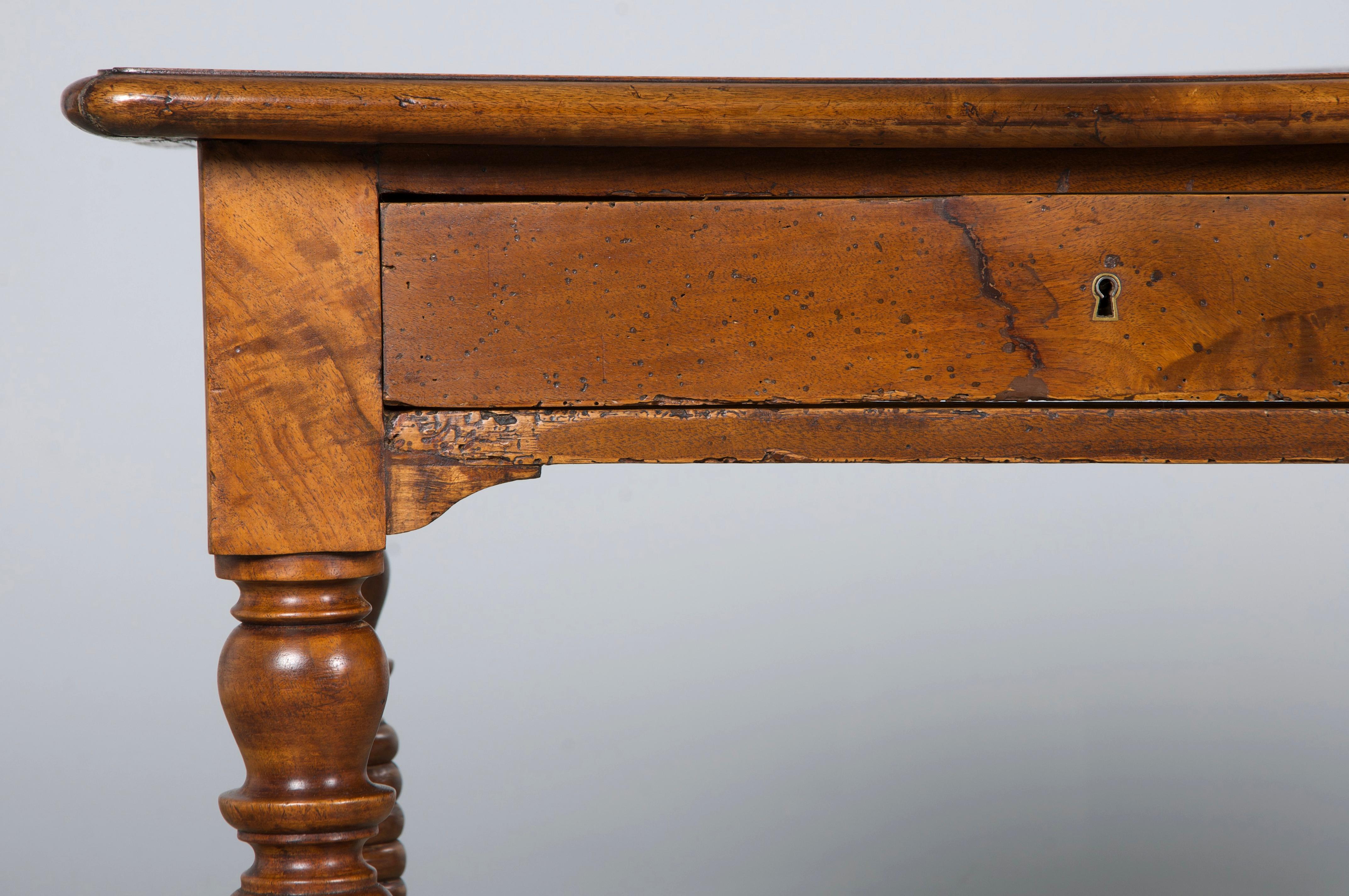 Scrivania francese del XIX secolo in stile Luigi XIII in noce in vendita 1
