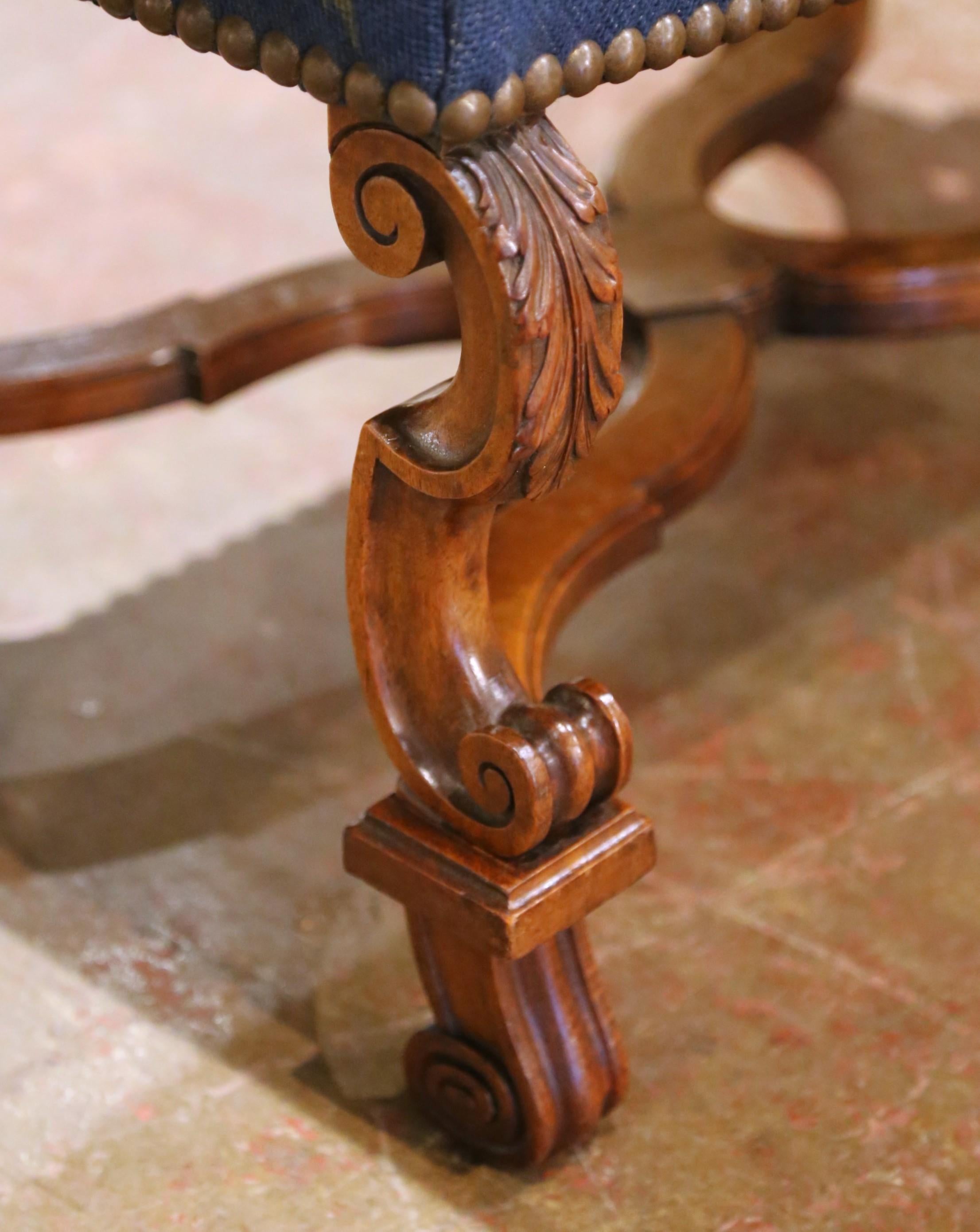 Sgabello francese Luigi XIII del XIX secolo in legno di noce con rivestimento floreale a punta d'ago in vendita 4