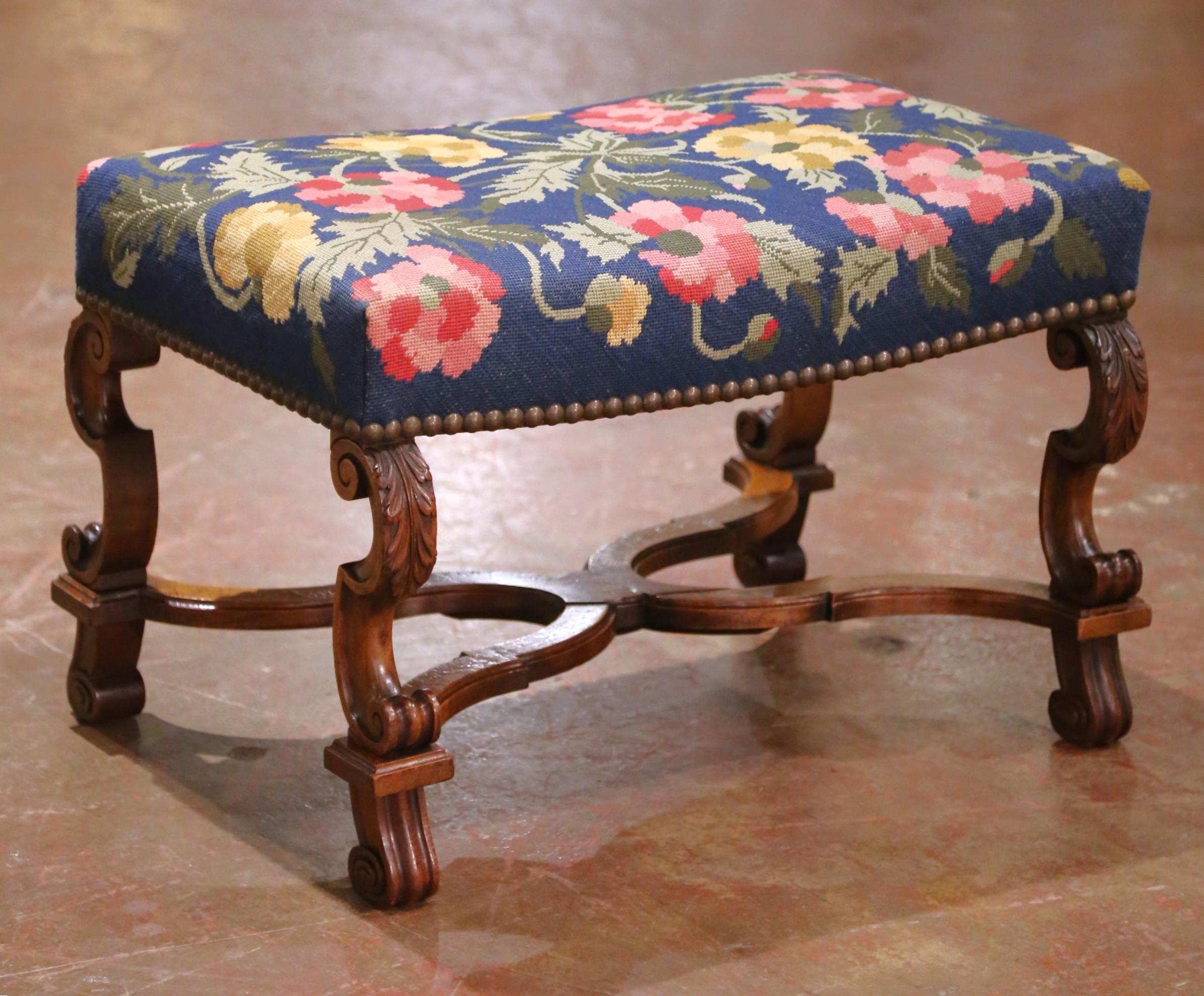 Dai un tocco di fascino antico alla tua casa con questo sgabello antico in stile Luigi XIII. Realizzato in Francia intorno al 1870, il sedile rettangolare è rivestito con un vivace ricamo floreale nei toni del rosa, del giallo e del verde su un