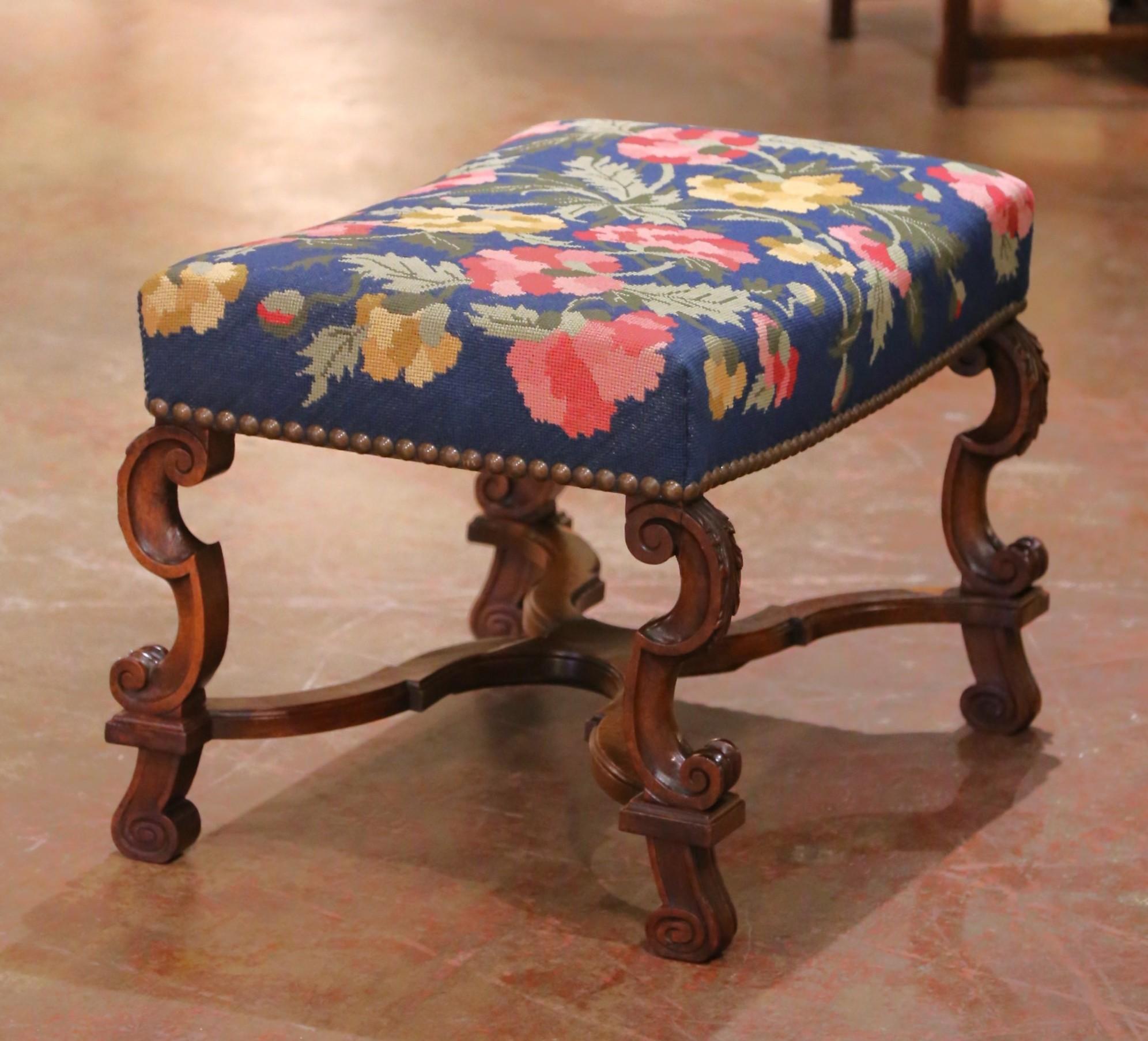 Francese Sgabello francese Luigi XIII del XIX secolo in legno di noce con rivestimento floreale a punta d'ago in vendita