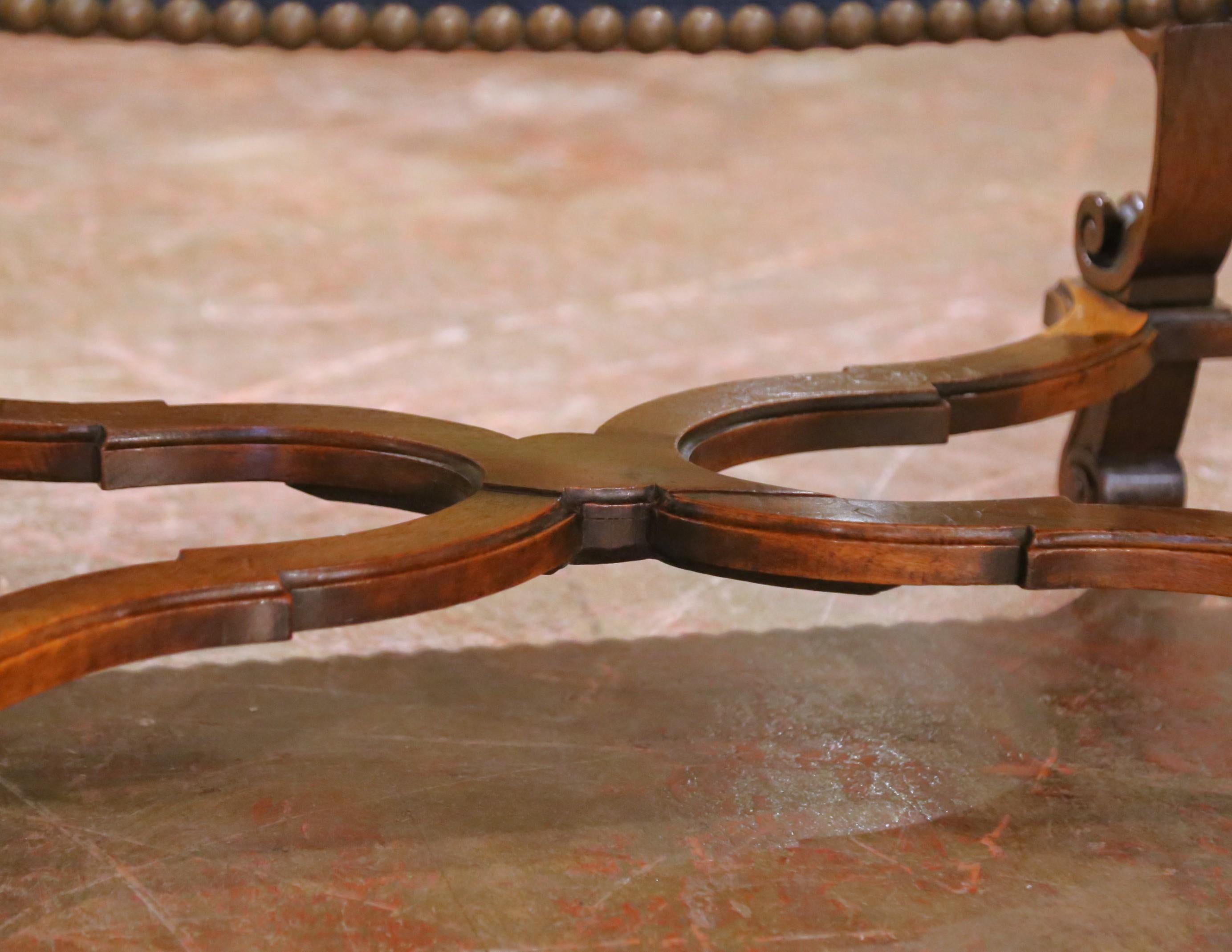 Sgabello francese Luigi XIII del XIX secolo in legno di noce con rivestimento floreale a punta d'ago In condizioni ottime in vendita a Dallas, TX