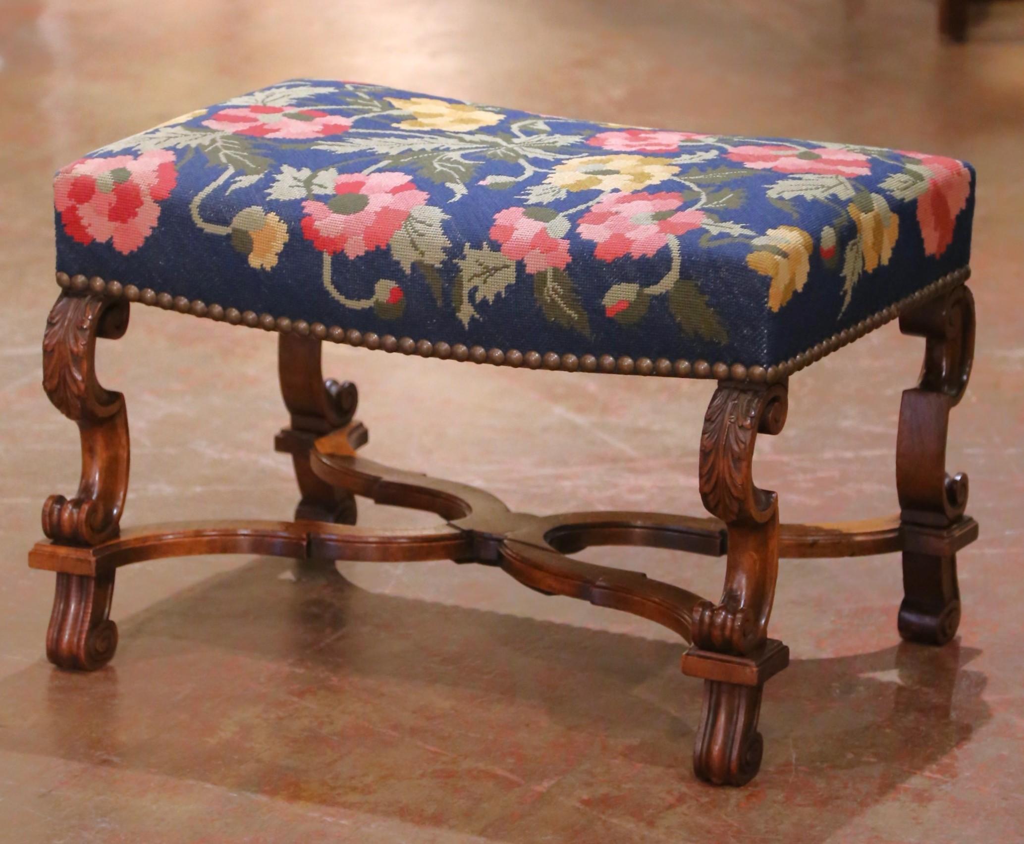 Arazzo Sgabello francese Luigi XIII del XIX secolo in legno di noce con rivestimento floreale a punta d'ago in vendita