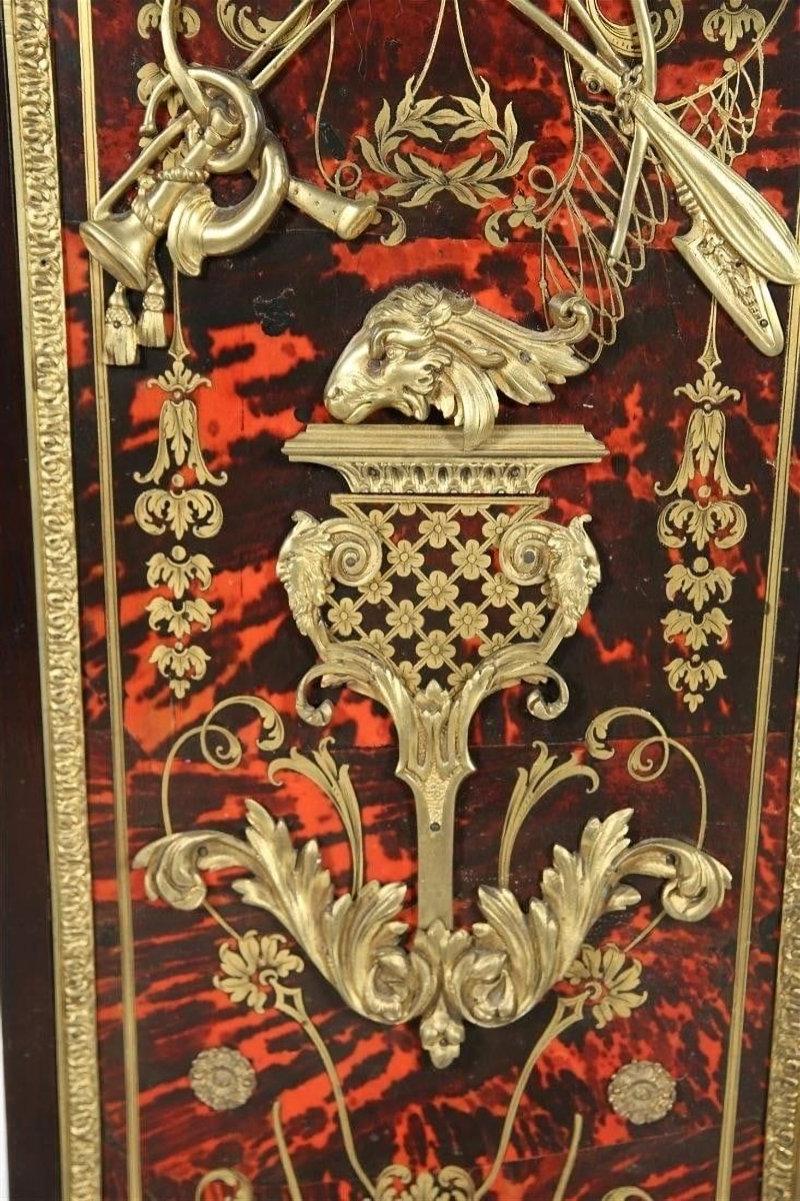 Impressionante, di ottima qualità  grande antico del 19° secolo  piedistallo in stile Luigi XIV di André-Charles Boulle (1642-1732) alto 52 1/2 pollici, con montature in bronzo dorato che includono maschere baccanali e leoni, intarsi in mogano e
