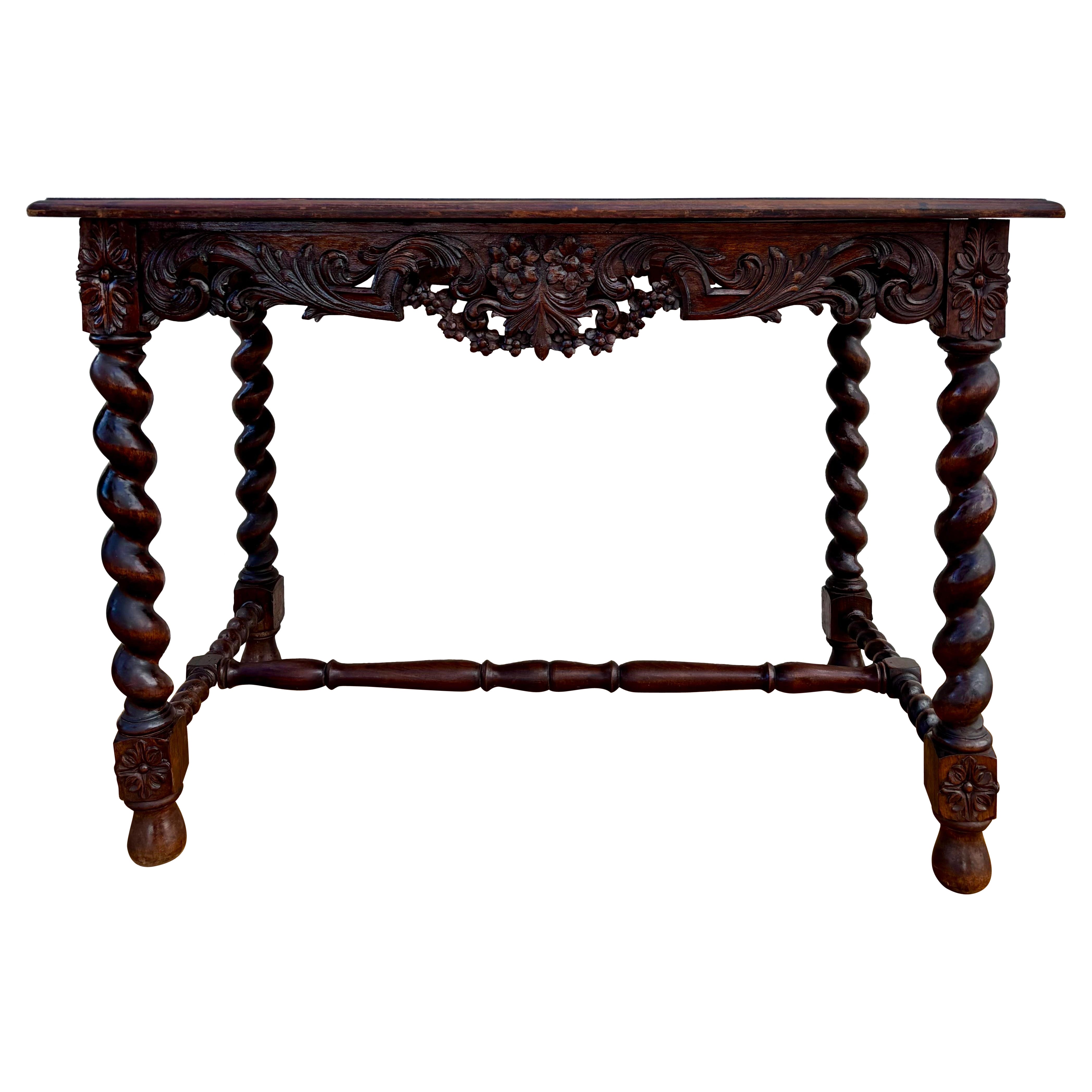 Table de canapé ou bureau en chêne breton sculpté du XIXe siècle, de style Louis XIV. En provenance directe de France, une superbe table de canapé ou bureau en chêne ancien, très sculptée, d'une qualité exceptionnelle. La superbe jupe est ornée d'un