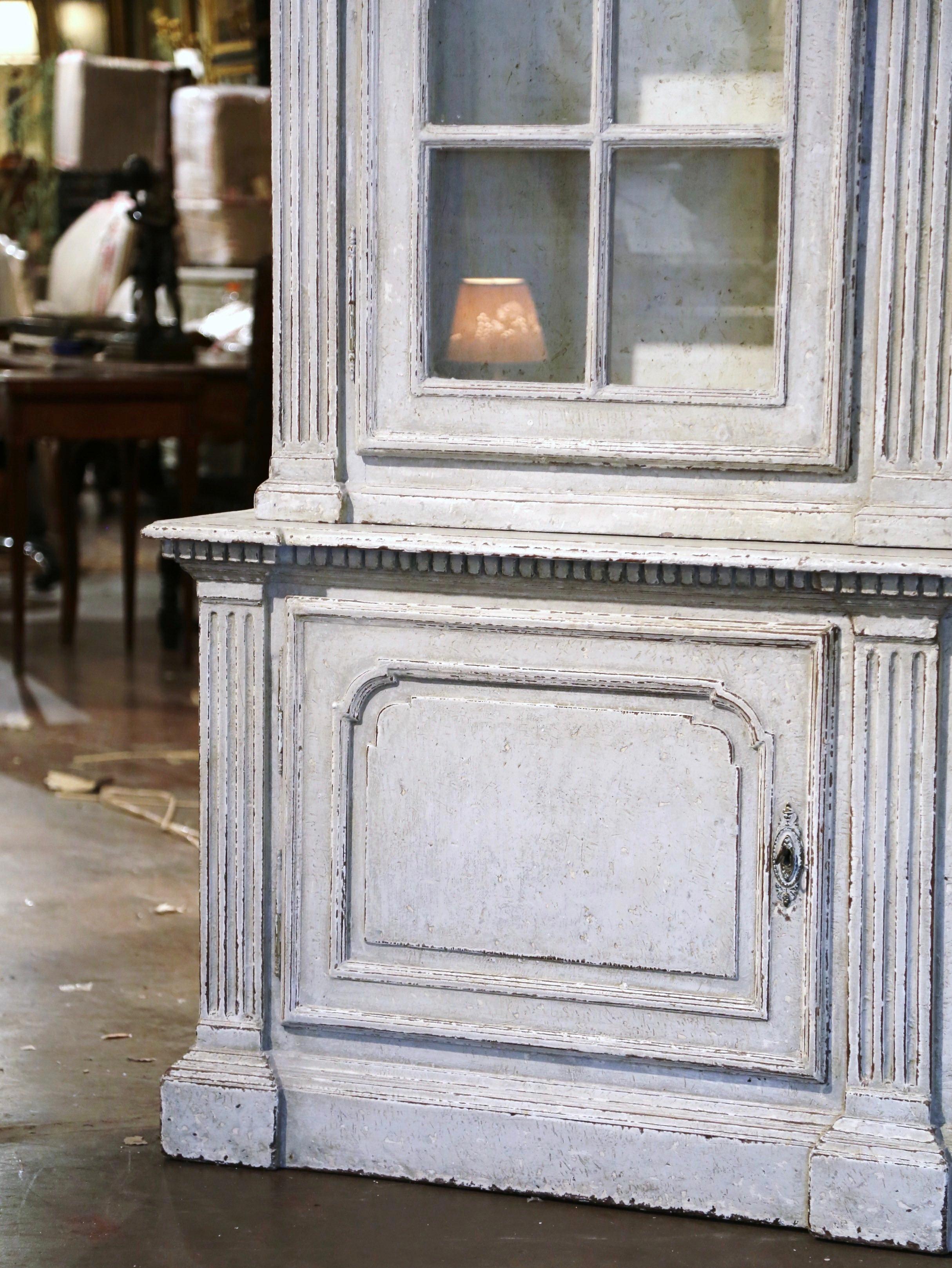 Dieses elegante, antike Bücherregal wurde um 1870 in Paris, Frankreich, hergestellt. Die traditionelle Vitrine besteht aus zwei separaten Teilen und ruht auf einem geraden Sockel. Die obere Vitrine mit Glastüren ist mit drei verstellbaren