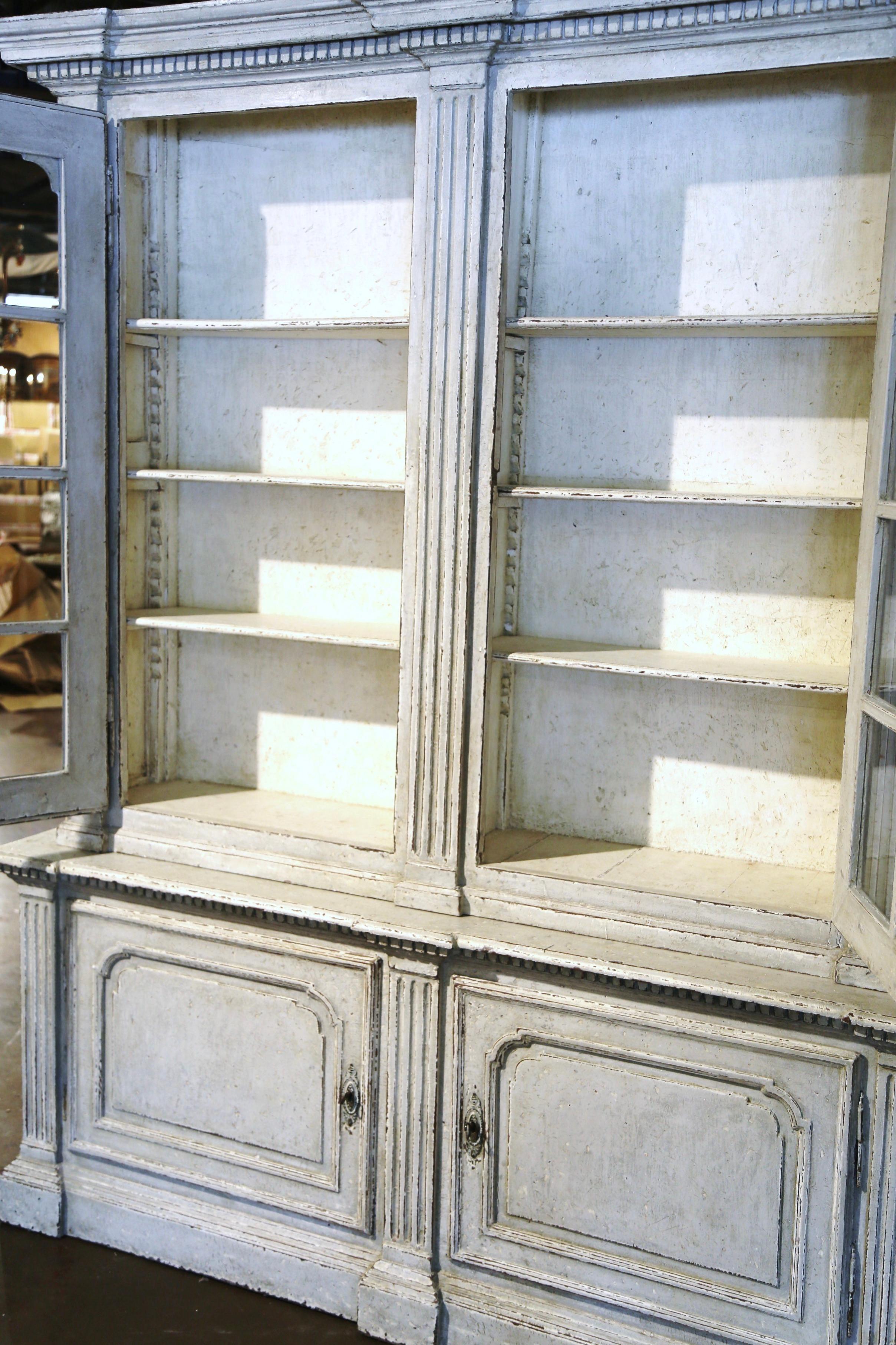 19. Jahrhundert Französisch Louis XIV geschnitzt gemalt Bücherregal Schrank mit Glastüren im Zustand „Hervorragend“ im Angebot in Dallas, TX
