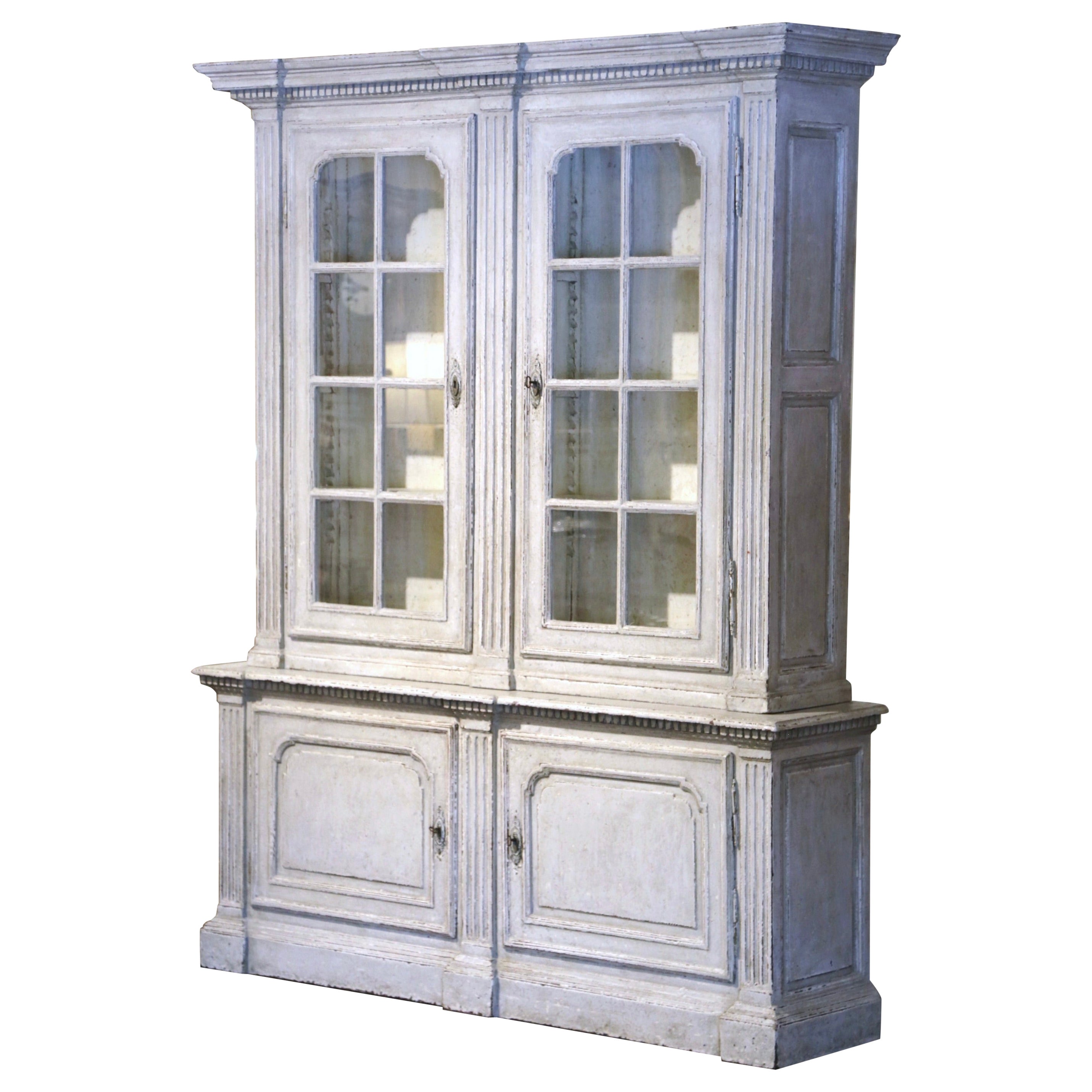 Siglo XIX Armario librería francés Luis XIV pintado y tallado con puertas de cristal