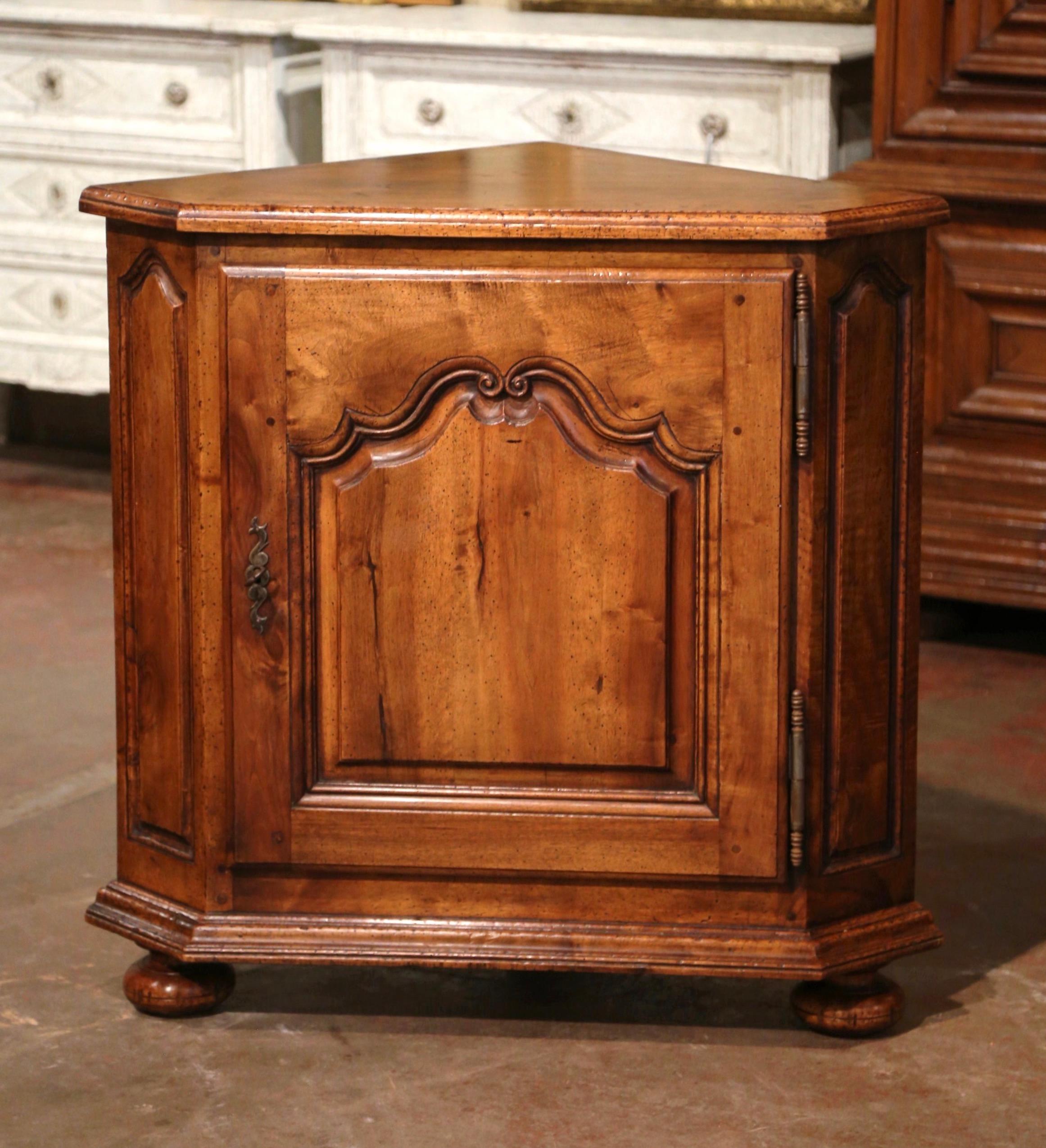 19th Century French Louis XIV Carved Walnut Encoignure Corner Cabinet In Excellent Condition For Sale In Dallas, TX