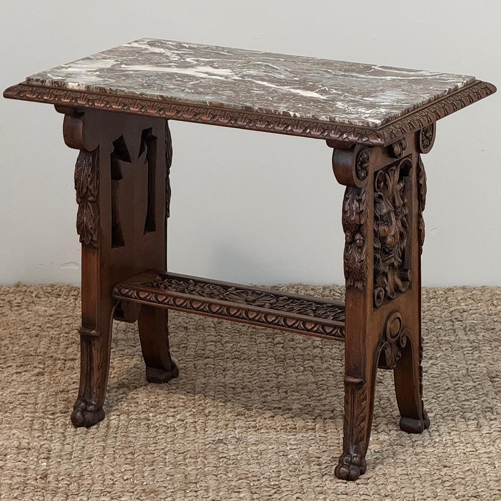 Cette table d'appoint en marbre sculpté à la main de style Louis XIV du XIXe siècle est un exemple remarquable de l'incroyable savoir-faire français et de l'art de la sculpture exposés dans un petit exemple de l'art de l'ébéniste !  Fabriqué en