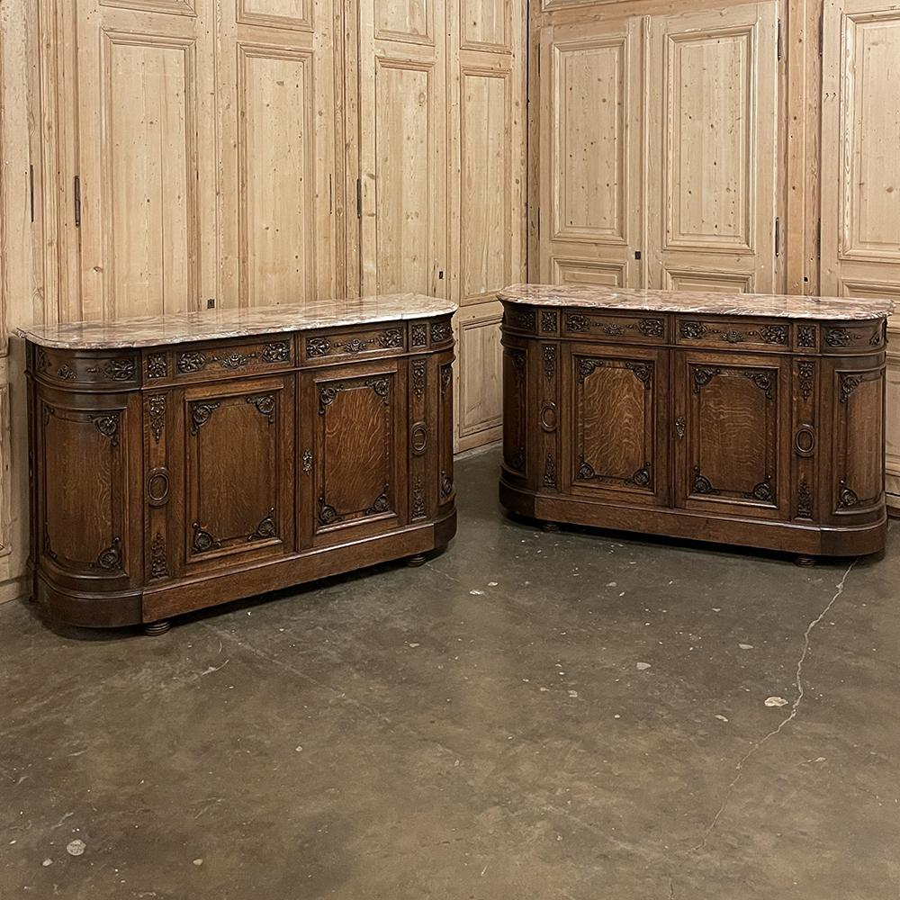 Il buffet francese con piano in marmo Luigi XIV del XIX secolo rappresenta un'elegante miscela di architettura neoclassica e abbellimenti intagliati a mano ispirati al regno del Re Sole. Realizzato a mano in rovere massiccio, presenta lati