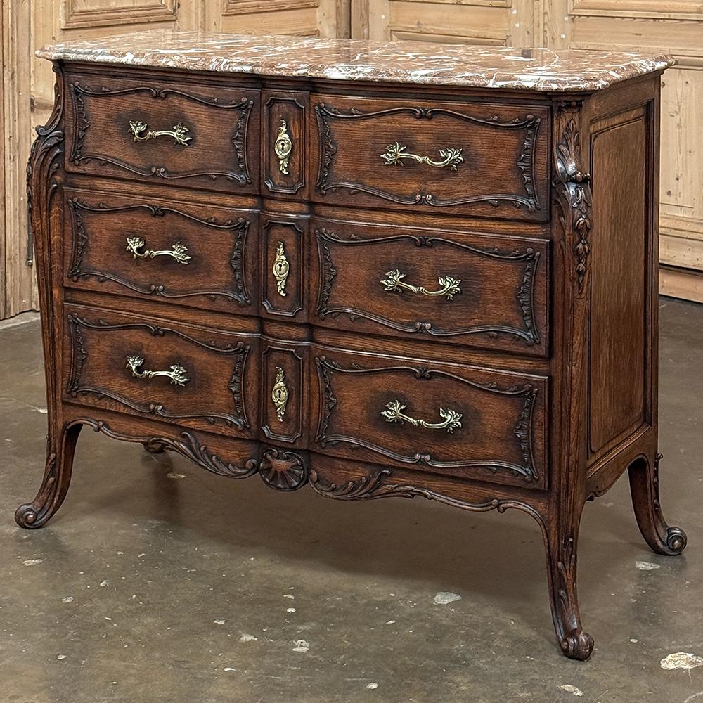 Commode francese del 19° secolo con piano in marmo Luigi XIV ~ Cassettiera emana un'eleganza maestosa che è davvero senza tempo!  Realizzata a mano con una fitta quercia secolare, è caratterizzata da una cassa incorniciata da montanti angolari a