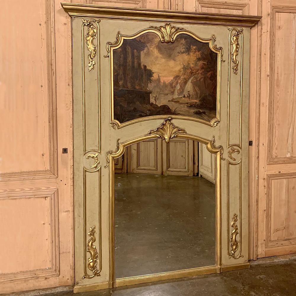 Der französische, bemalte und vergoldete Trumeau-Spiegel aus dem 19. Jahrhundert ist ein prächtiges Beispiel für den Rokoko-Stil und zeichnet sich durch aufwändige Basreliefs und geformte Details aus, die in Gold hervorgehoben sind und die warme,