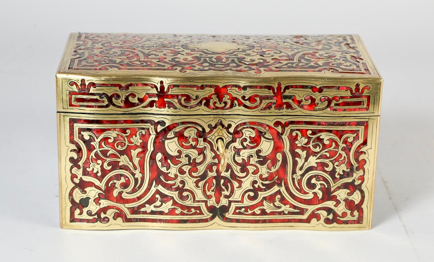 Scatola da tè rettangolare in boulle francese del XIX secolo. Il porta tè è dotato di doppi scomparti originali per il tè con coperchio. La parte esterna del porta tè è caratterizzata da un bellissimo intarsio in ottone e rosso. L'astuccio interno