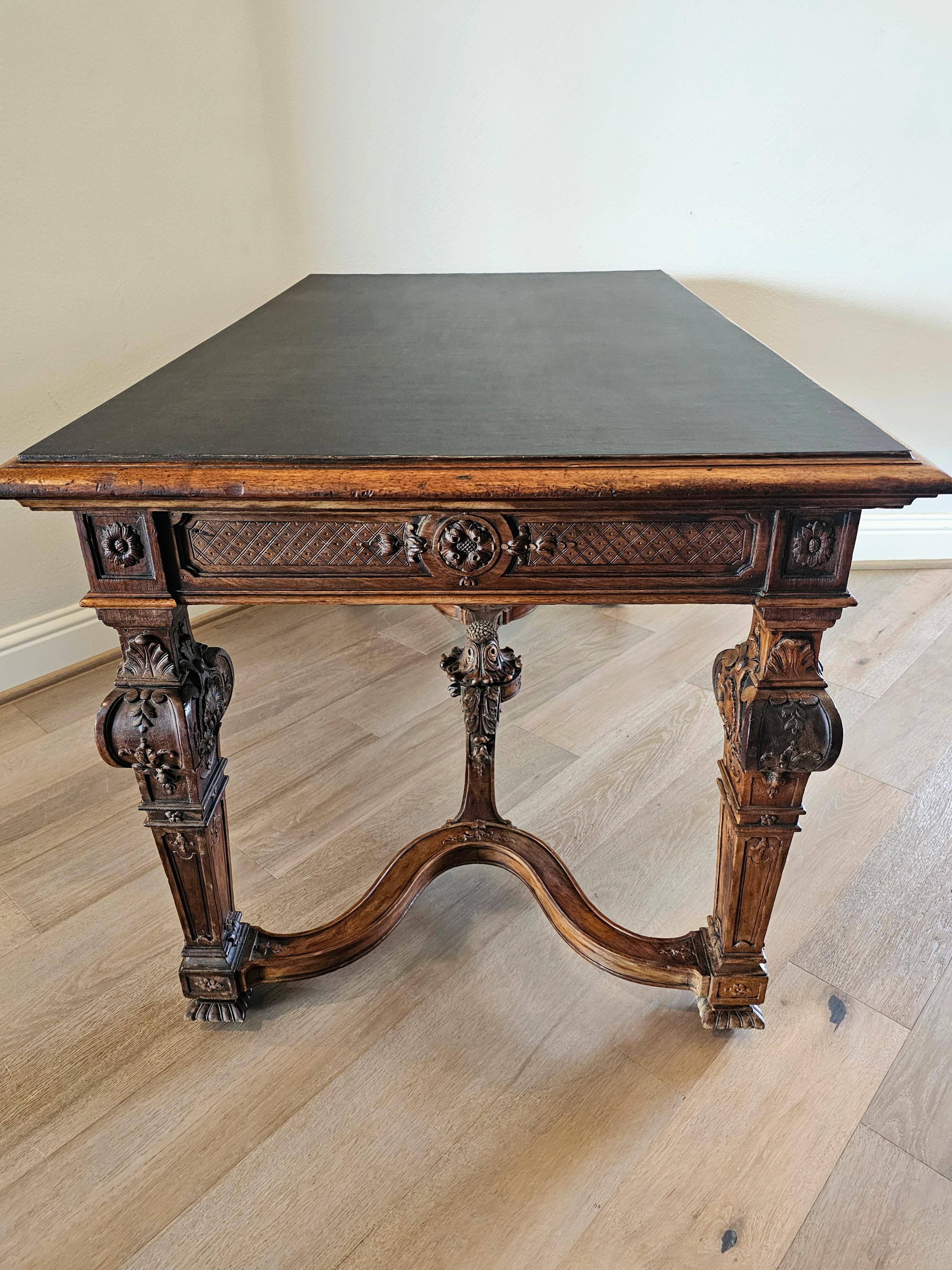 Table de bibliothèque en noyer sculpté de style Louis XIV du XIXe siècle Bureau d'écriture  en vente 11