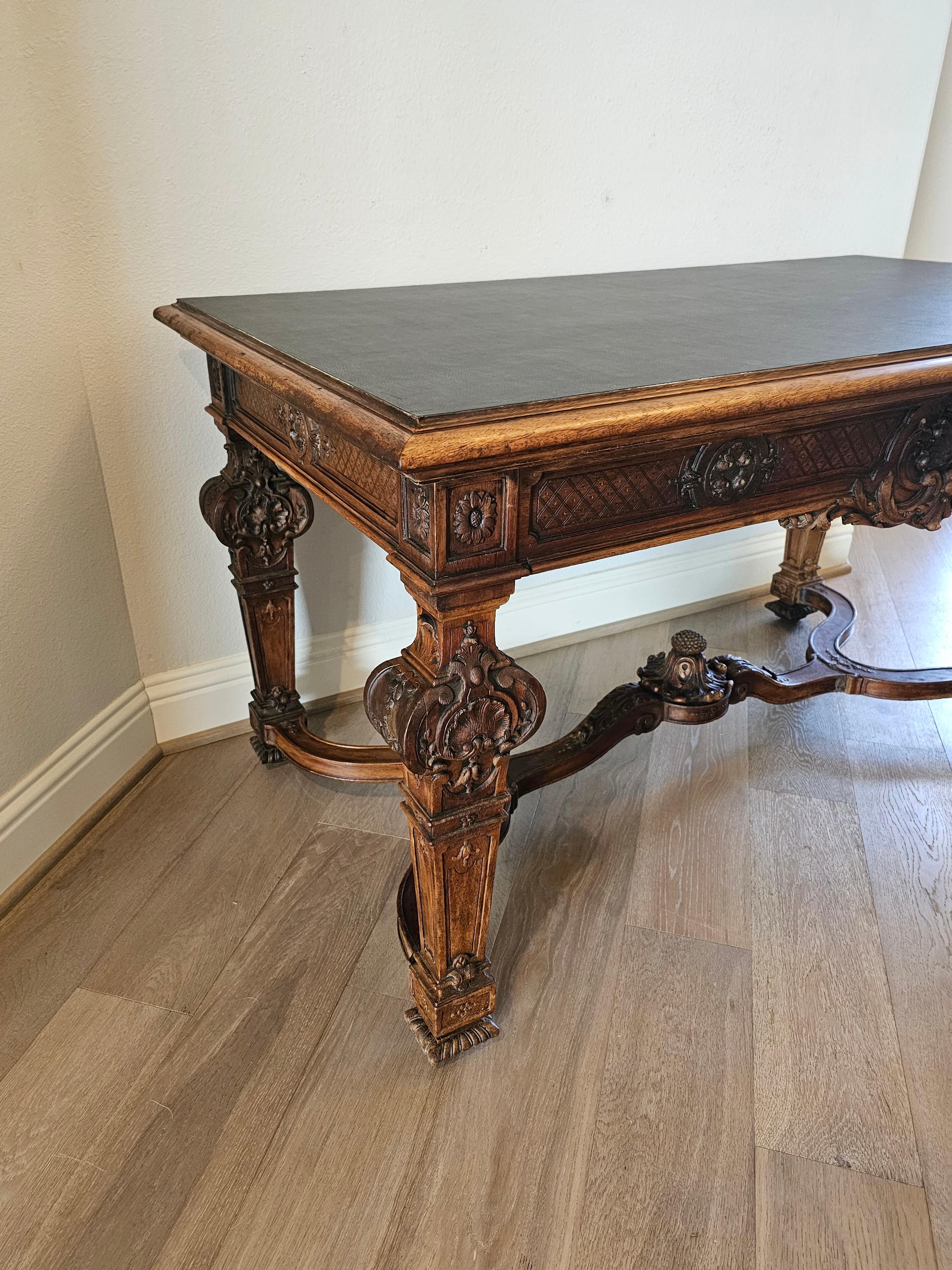 Imitation cuir Table de bibliothèque en noyer sculpté de style Louis XIV du XIXe siècle Bureau d'écriture  en vente