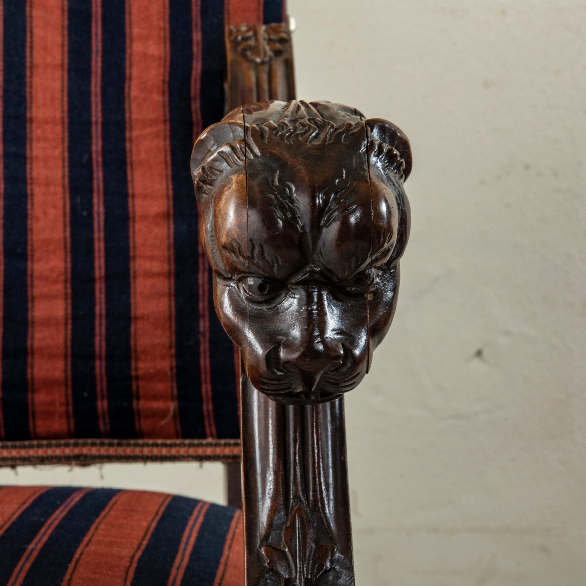 Französische handgeschnitzte Sessel aus Nussbaumholz mit Löwenköpfen im Louis XIV.-Stil des 19. Jahrhunderts im Angebot 7
