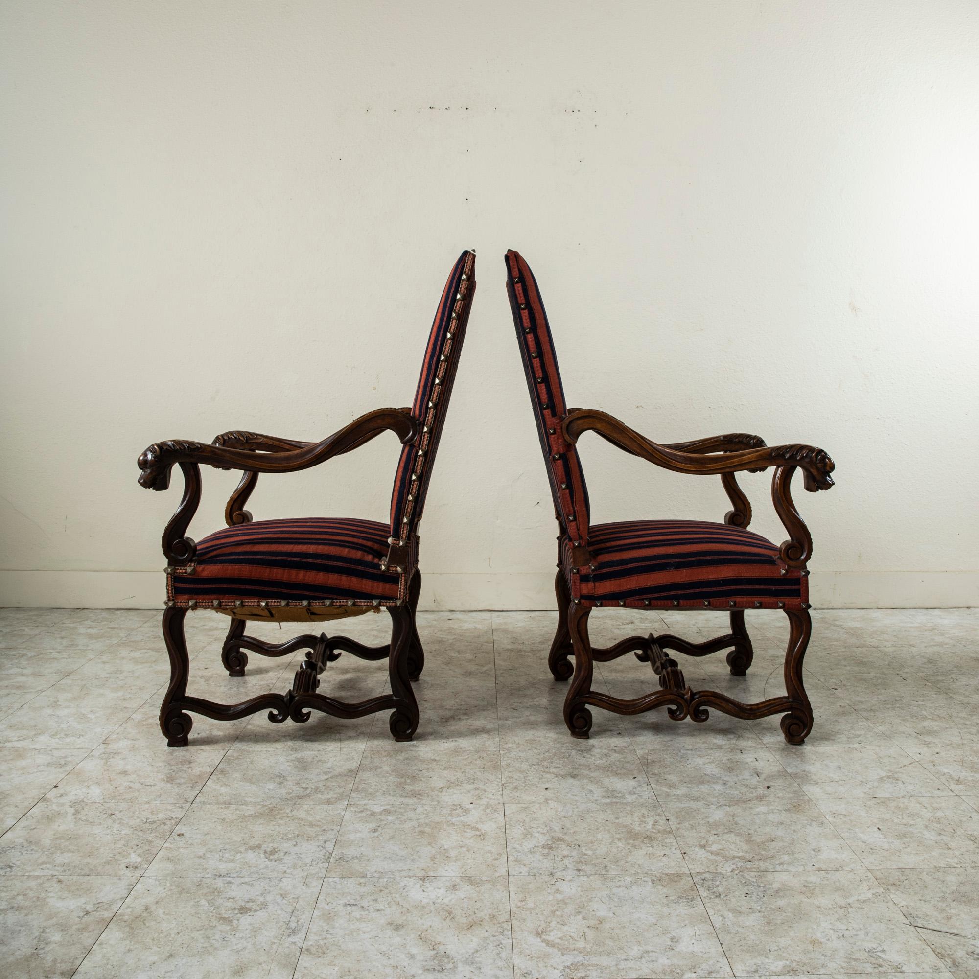 Französische handgeschnitzte Sessel aus Nussbaumholz mit Löwenköpfen im Louis XIV.-Stil des 19. Jahrhunderts im Zustand „Gut“ im Angebot in Fayetteville, AR