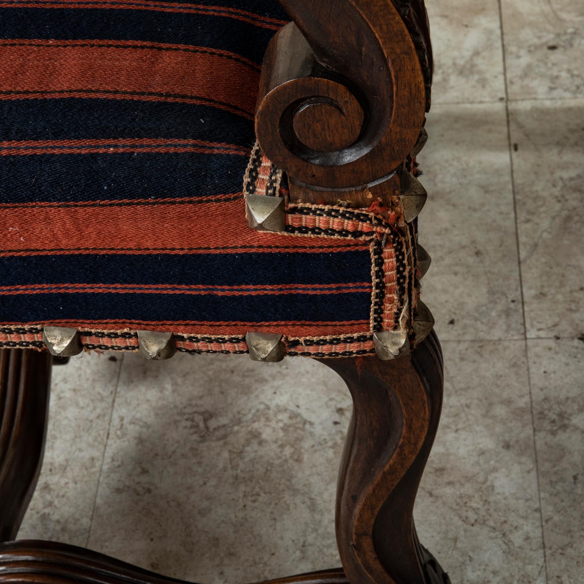 Französische handgeschnitzte Sessel aus Nussbaumholz mit Löwenköpfen im Louis XIV.-Stil des 19. Jahrhunderts im Angebot 3