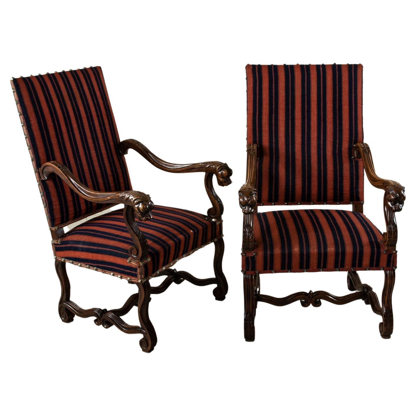 Französische handgeschnitzte Sessel aus Nussbaumholz mit Löwenköpfen im Louis XIV.-Stil des 19. Jahrhunderts