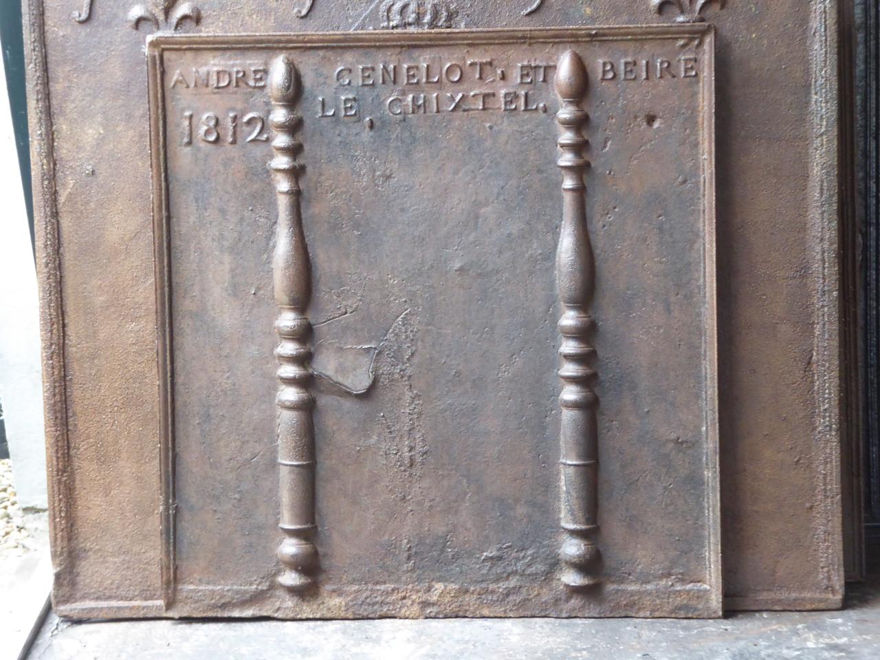 Französische Kaminplatte im Louis-XIV-Stil aus dem frühen 19. Jahrhundert mit zwei Herkulessäulen und den Namen eines (meist frisch verheirateten) Paares. Das eingegossene Datum (1812) ist das Datum der Herstellung des Kaminbodens und in der Regel