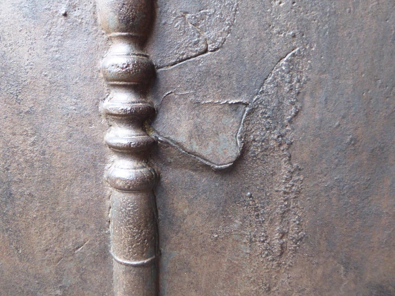 Französische Kaminsimse im Louis XIV.-Stil des 19. Jahrhunderts „Säulen von Herkules“ Kaminschirm/Rückenplash (Eisen) im Angebot